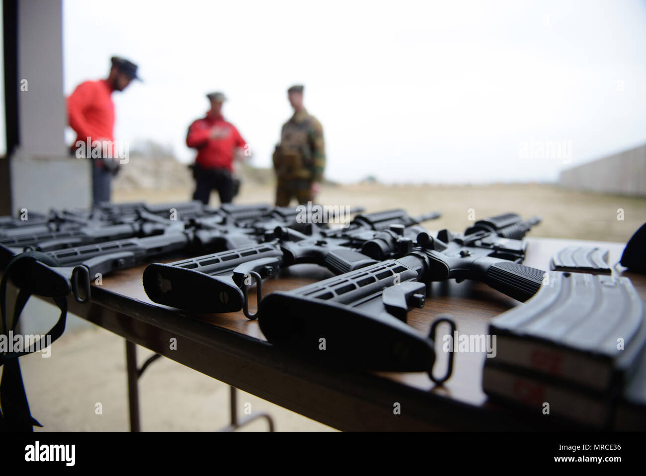 Avis de M4 carabines préparé pour un entraînement combiné entre les soldats de l'armée américaine Benelux-Brussels avec la garnison de la Police militaire prendre part à une formation commune avec la zone de police locale Belge de Zaventem, et avec l'Armée de terre belge' ISTAR (Intel, Surveillance, Acquisition de cible, Reconnaissance) bataillon, dans la région de Tournai, Belgique, le 29 mars 2017. (U.S. Photo de l'armée par Visual Spécialiste de l'information, Pierre-Etienne Courtejoie) Banque D'Images