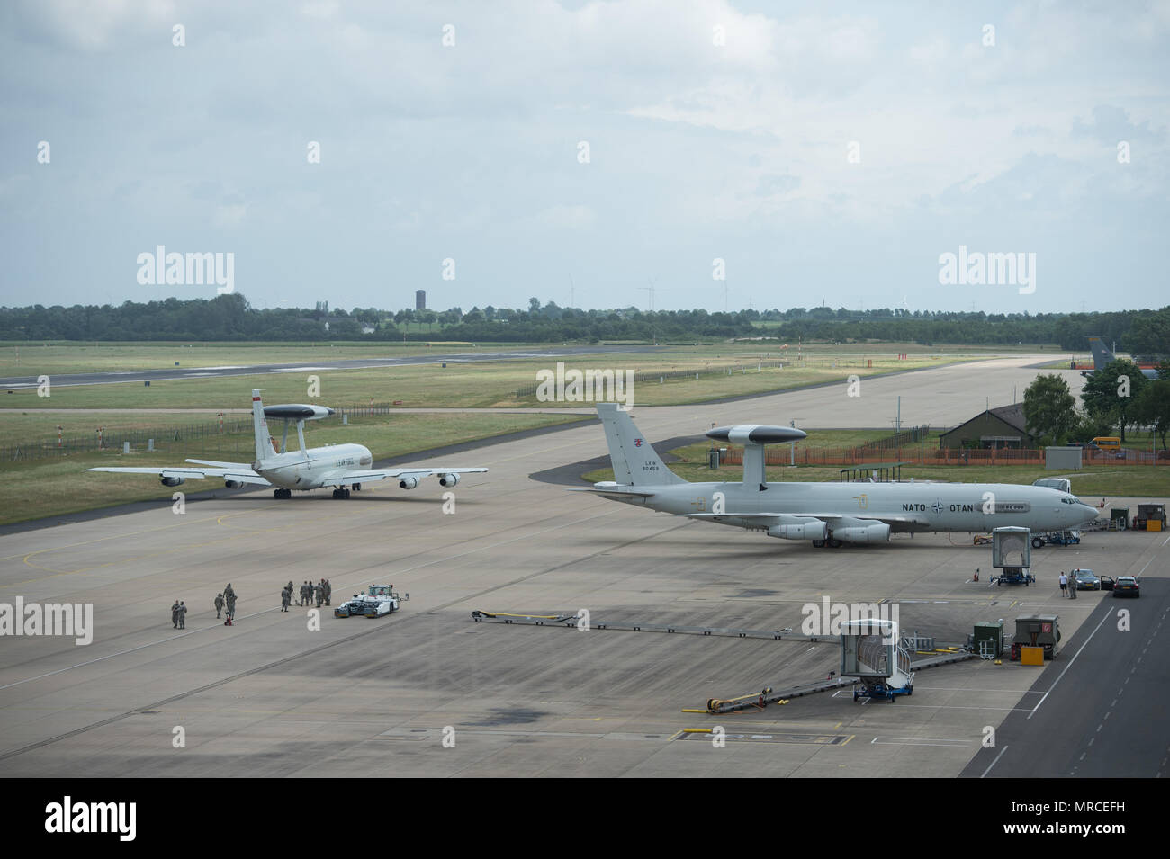 L'U.S Air Force E-3 Sentry taxis passé un E-3A de l'OTAN Système aéroporté d'alerte et de contrôle des aéronefs sur le 7 juin 2017, la base aérienne de l'OTAN à Geilenkirchen, en Allemagne. L'aéronef et près de 100 réservistes de la 513e Groupe de contrôle de l'Air sont déployés à l'appui de BALTOPS 2017, qui est la première fois qu'un E-3 Sentry a appuyé un exercice de l'OTAN en 20 ans. (U.S. Air Force photo/slt Caleb Wanzer) Banque D'Images
