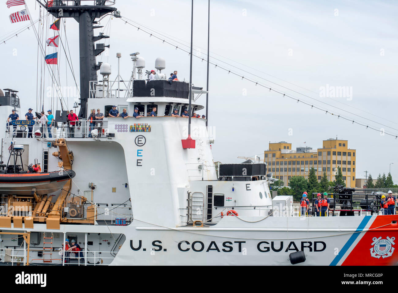 170607-N-ZP059-059 PORTLAND en Orégon, (7 juin 2017) - La coupe d'endurance moyenne (WMEC-630) Alerte arrive à Portland pour la semaine du Festival. Le festival de Portland et la Fleet Week sont une célébration de la mer avec des services marins, marines, et les membres de la Garde côtière des États-Unis et du Canada faisant de la ville un port d'escale. (U.S. Photo par marine Spécialiste de la communication de masse 2e classe Jacob G. Sisco/libérés) Banque D'Images