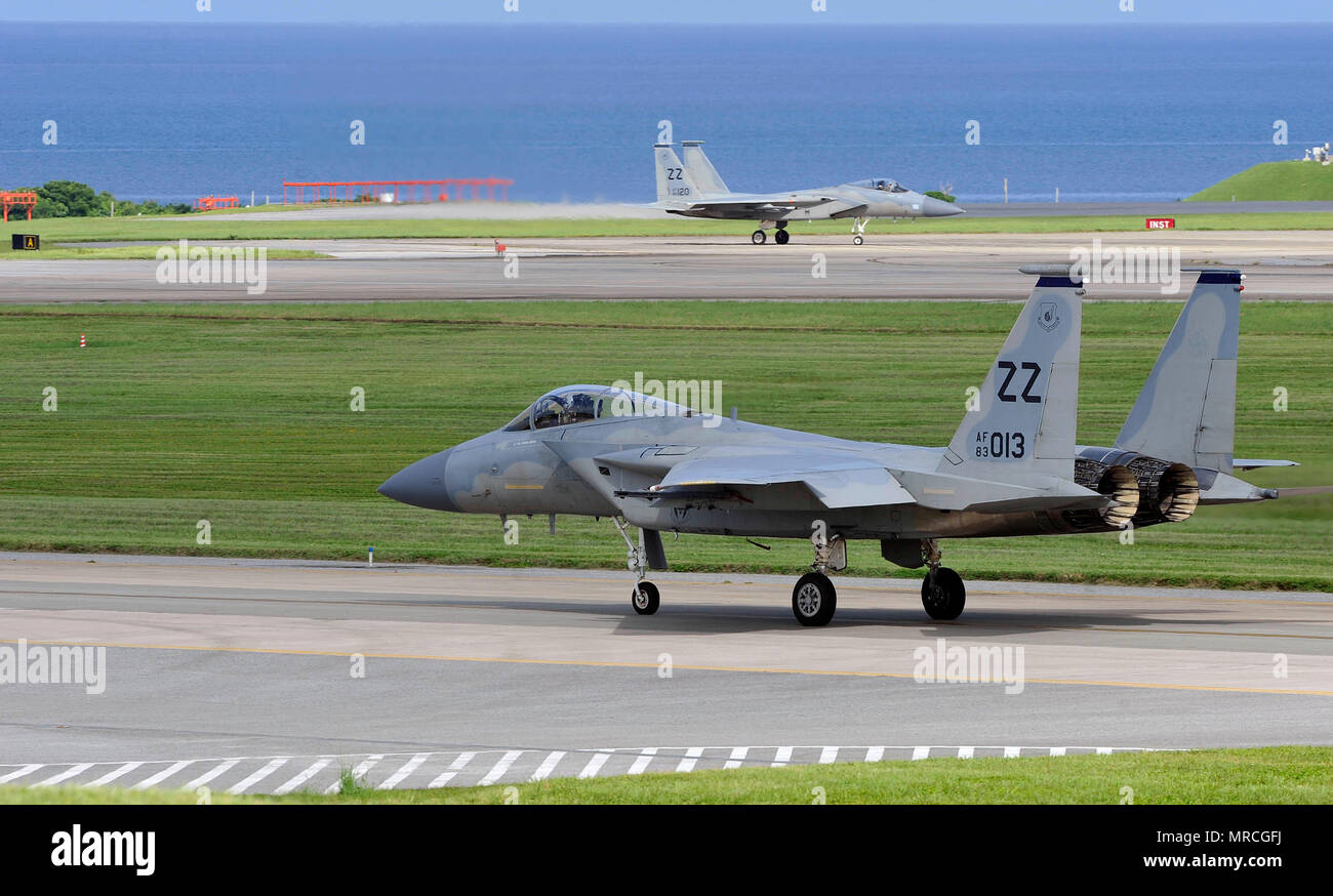 U.S. Air Force F-15 Eagle affecté à la 44e Escadron de chasse se préparent à décoller dans une sortie de formation le 7 juin 2017, à Kadena Air Base, au Japon. La 44e et 67e FS FS sont les seuls U.S. Air Force F-15 unités dans la zone d'opérations du Pacifique, Asian-Western. (U.S. Air Force photo par Naoto Anazawa) Banque D'Images