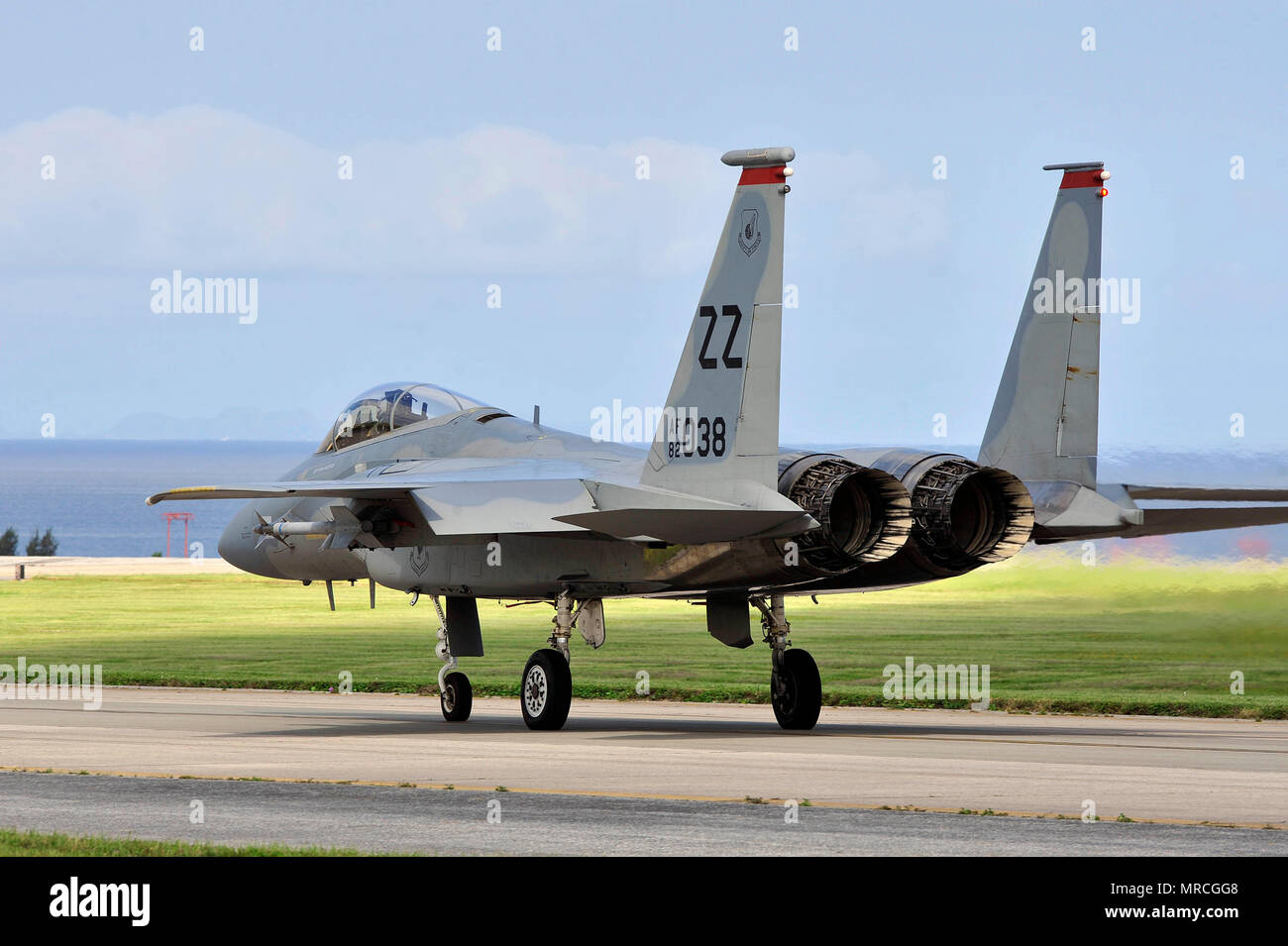 Un U.S. Air Force F-15 Eagle affecté à la 67e Escadron de chasse des taxis pour le décollage lors d'une sortie de formation le 7 juin 2017, à Kadena Air Base, au Japon. Les escadrons de chasse font partie de l'extrémité de la lance avec le F-15's rôle unique à l'appui de plans opérationnels du Commandement du Pacifique et de l'administration centrale-dirigé les opérations d'urgence. (U.S. Air Force photo par Naoto Anazawa) Banque D'Images