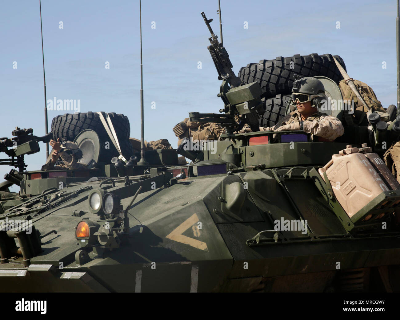 La 15e MEU assaut amphibie pratiques exercices sur la plage rouge de Camp Pendleton, 13 avril 2017. Le véhicule d'assaut blindé léger à huit roues est un véhicule de reconnaissance blindé amphibie et peut atteindre des vitesses allant jusqu'à 60 MPH. Banque D'Images