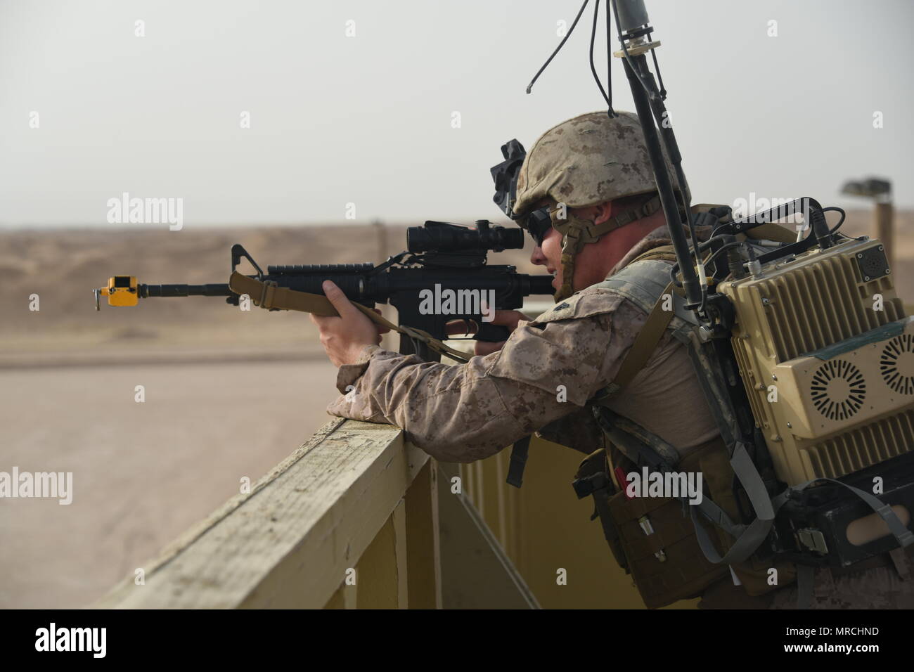 Un technicien des explosifs et munitions, affectés à la lutte contre le Détachement Logistique Logistique, EOD 1 Élément de combat à des fins spéciales, la masse d'Air Maritime Task Force 17.2, surveillance de l'avancement des pyrotechniciens au cours d'un service conjoint nem entraînement physique à un endroit tenu secret en Asie du Sud-Ouest, le 25 mai 2017. Pyrotechniciens de chacune des quatre branches de service, déployés dans cinq pays différents à travers l'AOR, recueillies pour service commun de formation de NEM, qui permettait l'échange de tactiques, techniques et procédures entre les branches. (U.S. Air Force photo/Tech. Le Sgt. J Banque D'Images