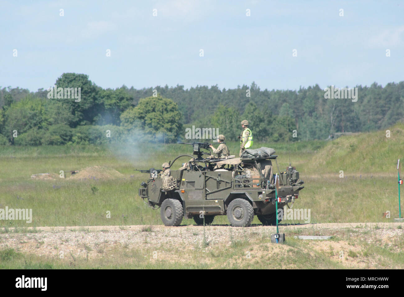 Pologne Groupe de combat des soldats britanniques le feu 7,62 mm et mitrailleuse .40mm grenade machine gun à partir d'un véhicule à roues chacal recon lors d'une série menée près de la zone d'entraînement au cours de Bemowo Piskie grève sabre 17 Juin 8. Grève 17 Sabre de l'armée américaine est une force multinationale de l'Europe exercer des forces combinées menée chaque année pour renforcer l'alliance de l'OTAN dans la région de la Baltique et de la Pologne. L'exercice de cette année intègre la dissuasion et synchronisée- formation orientés conçus pour améliorer l'interopérabilité et à l'état de préparation des forces militaires des Nations Unies participantes 20. (U.S. Banque D'Images