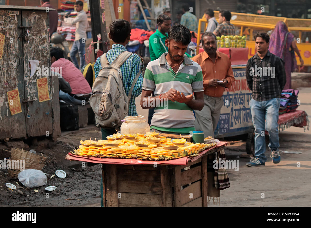 Delhi, Inde - le 20 novembre 2015 : Un Indien vendant ses produits frais sur un marché de la rue encombrée de Vieux Delhi Banque D'Images