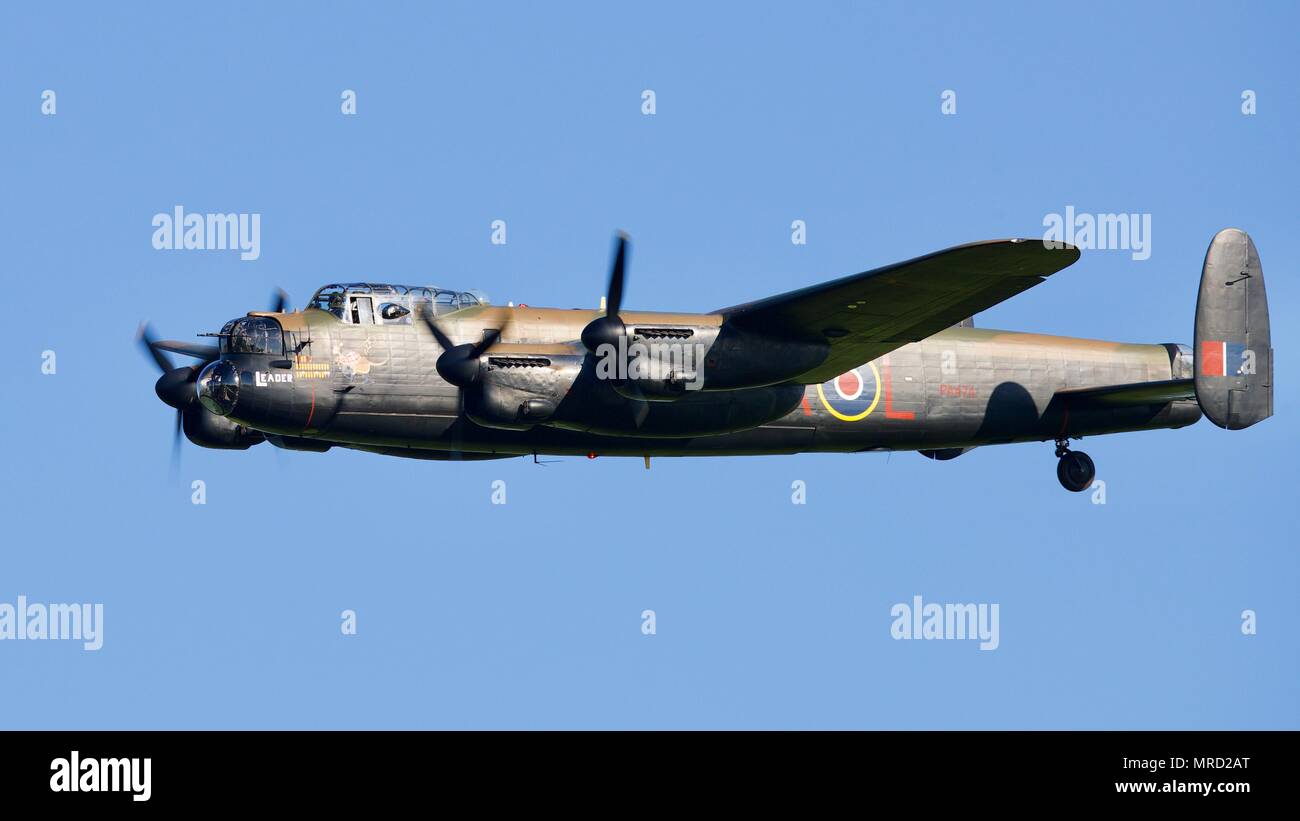 Battle of Britain Memorial Flight Avro Lancaster volant à Shuttleworth soir bourget sur le 19 mai 2018 Banque D'Images