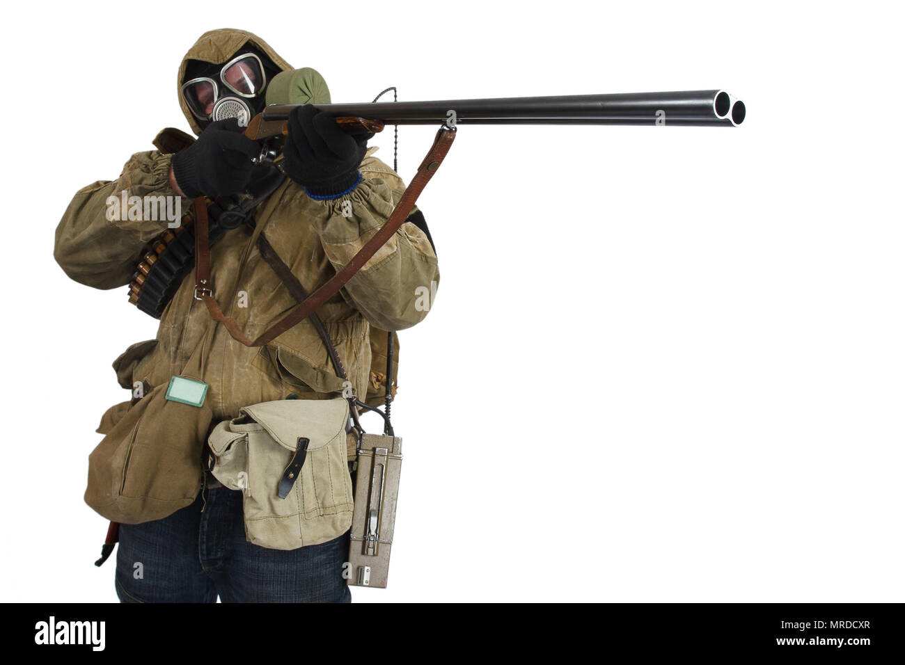 Stalker à masque à gaz avec arme isolated on white Banque D'Images