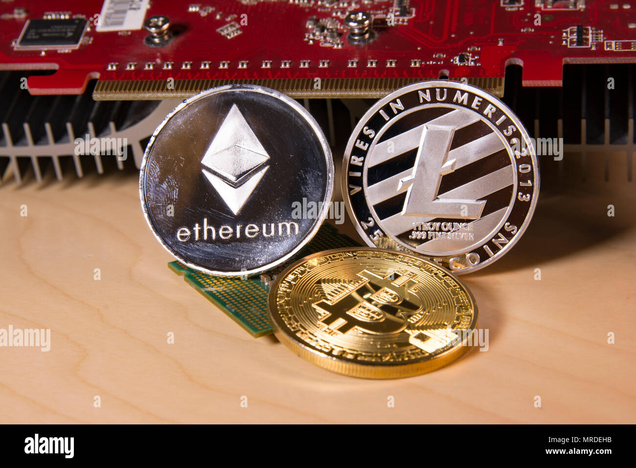 Avec concept financier bitcoin physique, ethereum et Litecoin avec une carte vidéo. Cryptocurrency et minière concept Banque D'Images