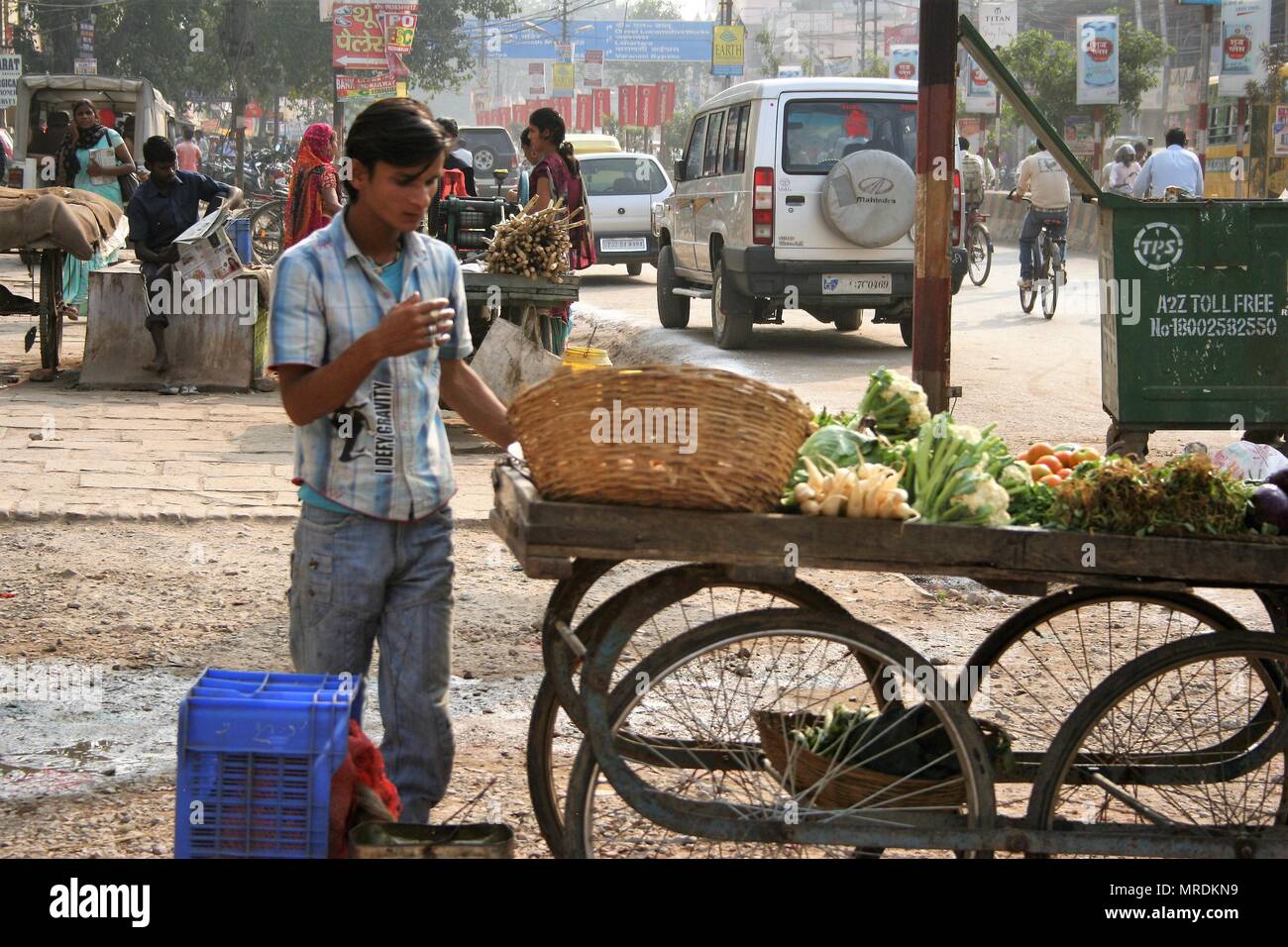 Jeune Indien Vente de légumes de chariot à roues à quatre, Varanasi, Inde Banque D'Images