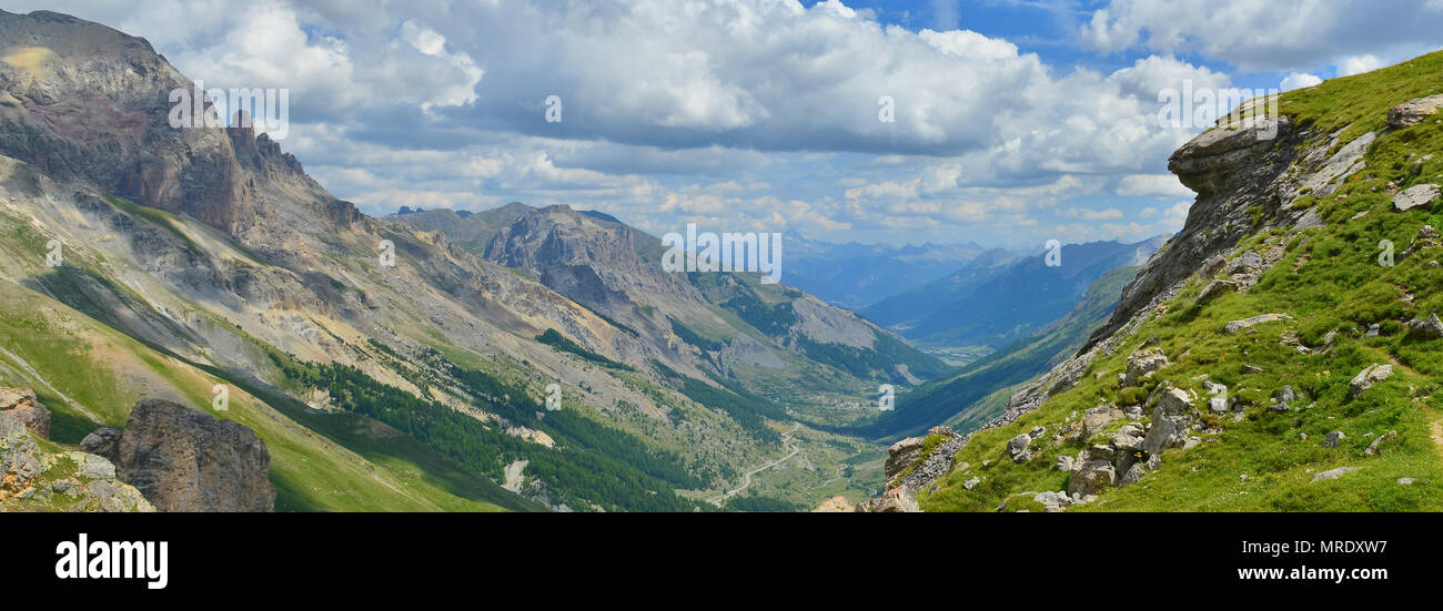 Vue des Alpes en été, en France. Banque D'Images