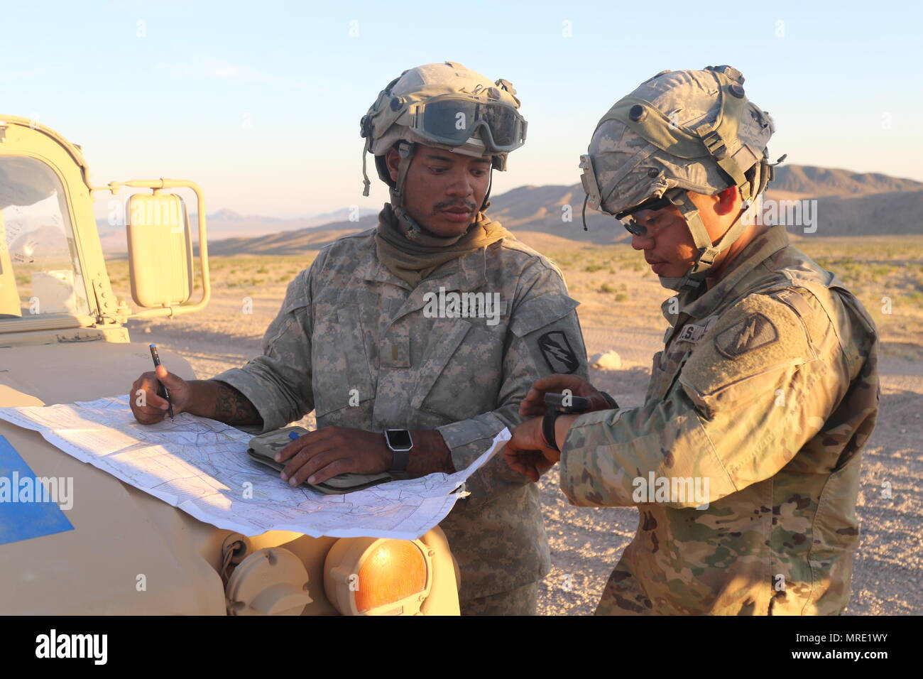 2e l. Alfondus R. Alexander et Michael D. Nguyen, avec le 1er Escadron, 98e Régiment de cavalerie, la Garde nationale de l'Armée du Mississippi, plot points sur une carte lors d'une reconnaissance route 5 juin 2017, au cours de la 155e Brigade blindée de la rotation d'équipe de combat au Centre National d'entraînement. (Photo de la Garde nationale du Mississippi par la FPC. Jarvis Mace 102d, détachement des affaires publiques) Banque D'Images