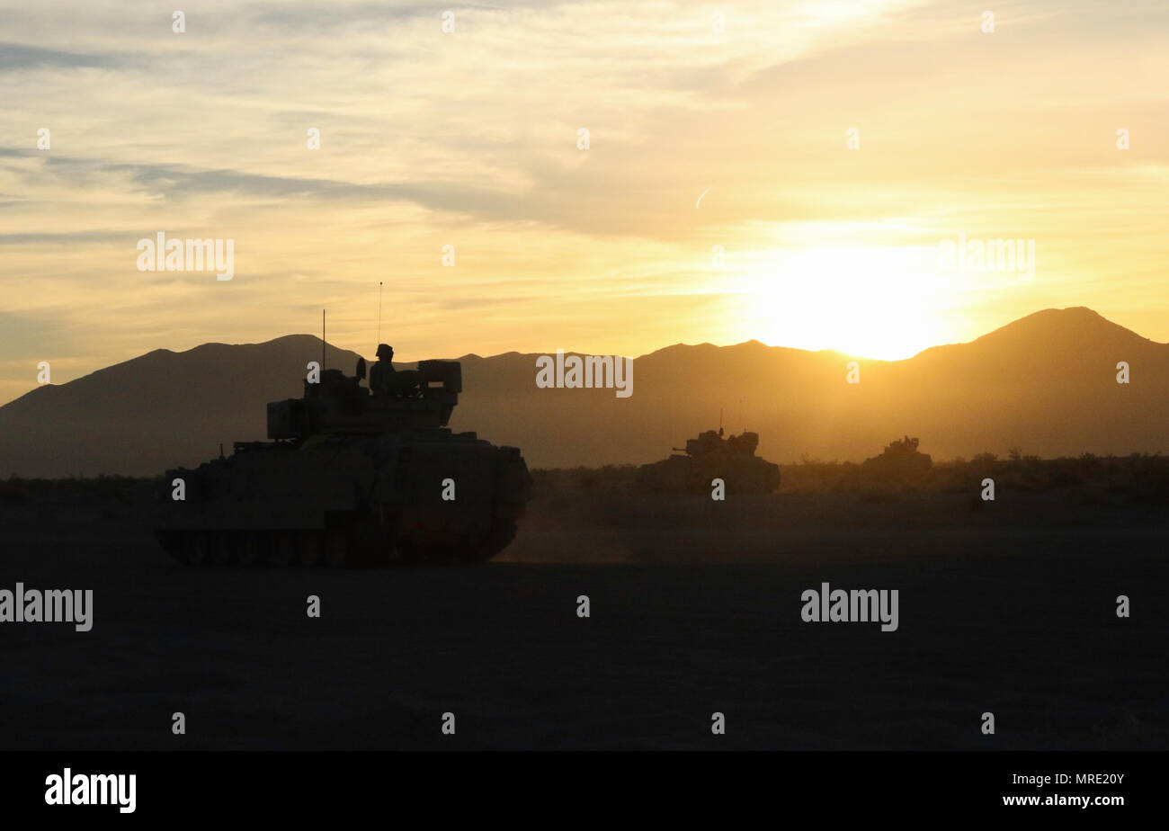 Les véhicules de combat Bradley affecté à la 1ère Escadrille, 98e Régiment de cavalerie, la Garde nationale de l'Armée du Mississippi, l'étape pour les exercices de tir à sec, 7 juin 2017, au cours de la 155e Brigade blindée de la rotation d'équipe de combat au Centre National d'entraînement. (Photo de la Garde nationale du Mississippi par la FPC. Jarvis Mace 102d, détachement des affaires publiques) Banque D'Images