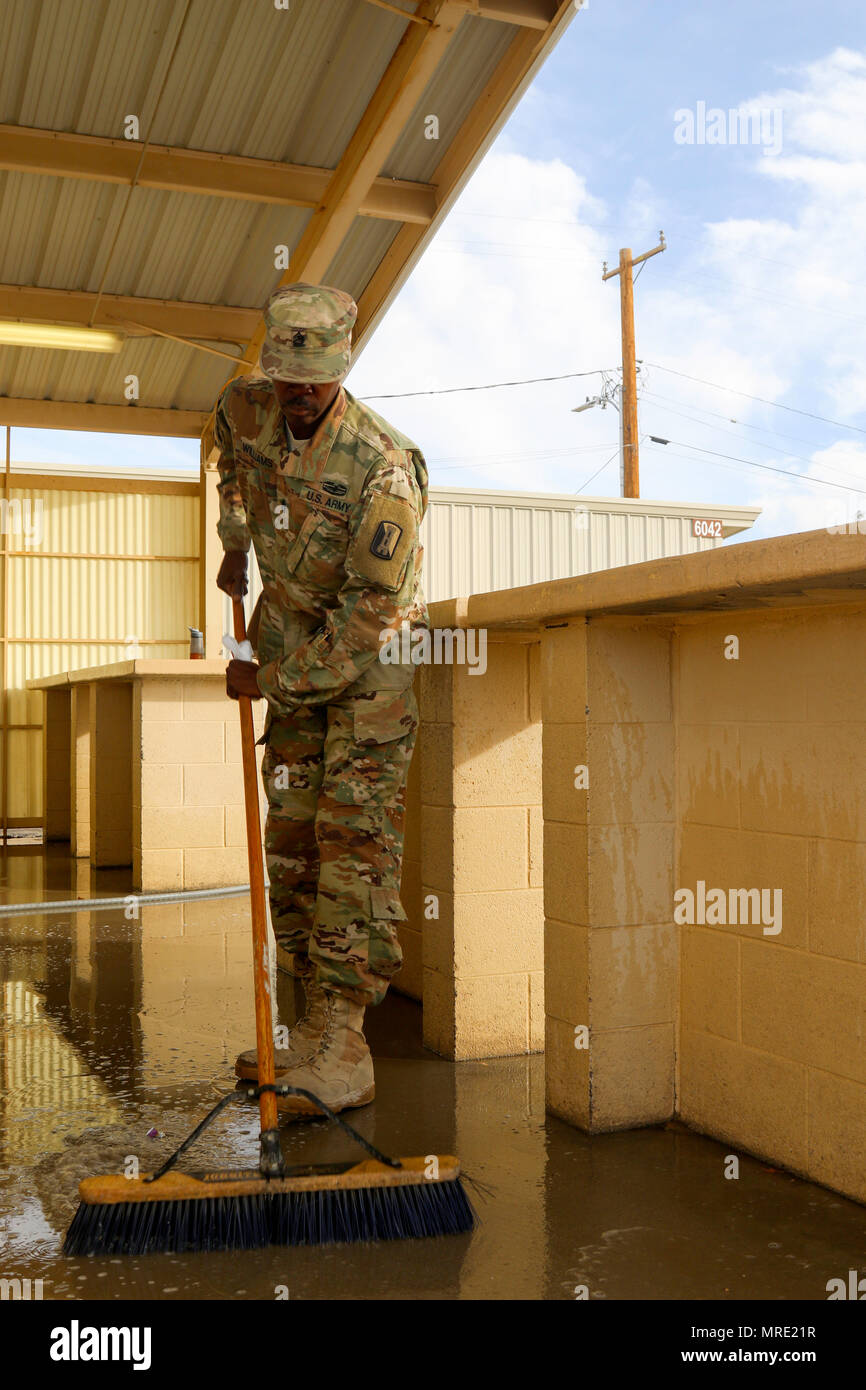 Le Sgt. 1re classe Sylvester C. Williams, un soldat avec le 890e bataillon du génie, de la Garde nationale de l'Armée du Mississippi, nettoie un coin repas après le petit-déjeuner le 8 juin 2017, au cours de la 155e Brigade blindée du Mississippi lutter contre la rotation de l'équipe au Centre National d'entraînement. Soldats reviennent dans l'unité de rotation un Bivouac de l'aire d'entraînement. (Photo de la Garde nationale du Mississippi par la FPC. Jarvis Mace 102d, détachement des affaires publiques) Banque D'Images