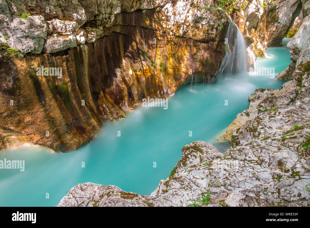 La rivière Soca sculpte un profond canyon, gorge dans la roche. Une longue exposition shot d'eau turquoise, fonte des glaciers. Belles couches. Banque D'Images