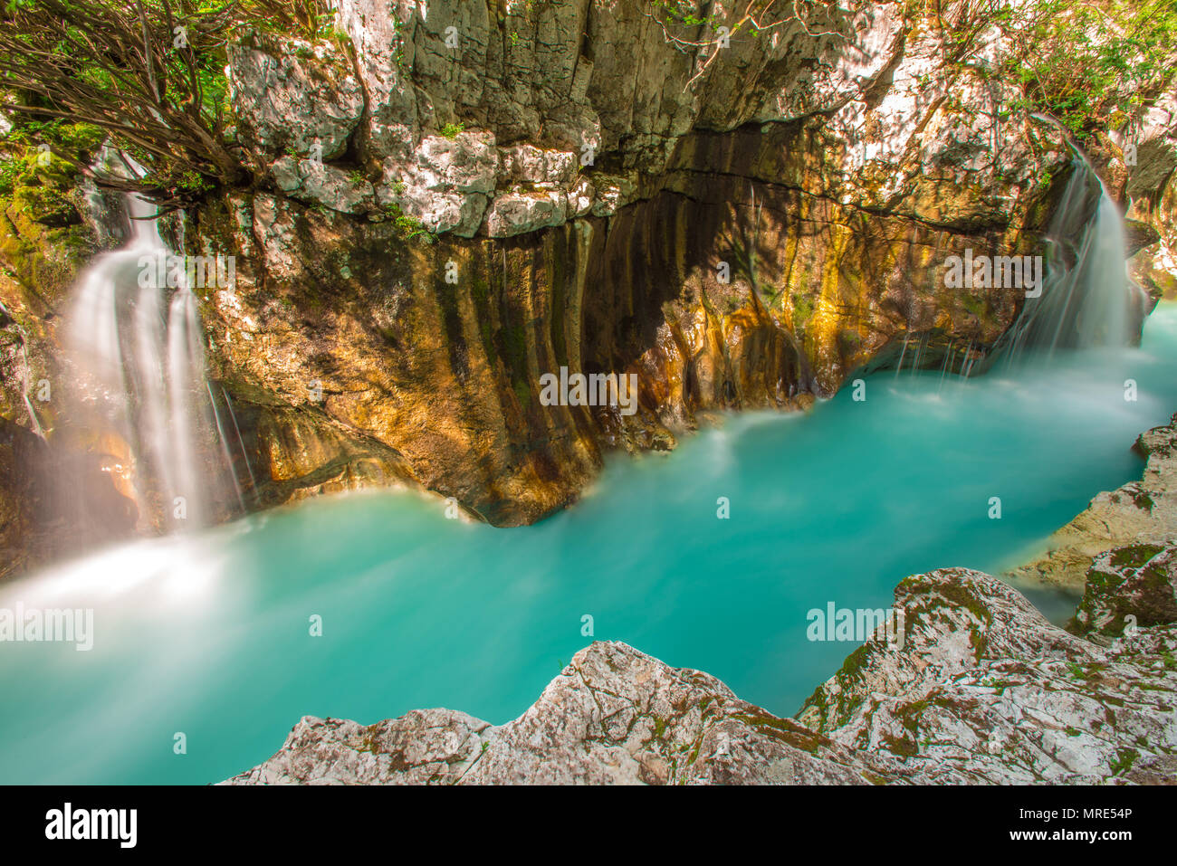 La rivière Soca sculpte un profond canyon, gorge dans la roche. Une longue exposition shot d'eau turquoise, fonte des glaciers. Belles couches. Banque D'Images