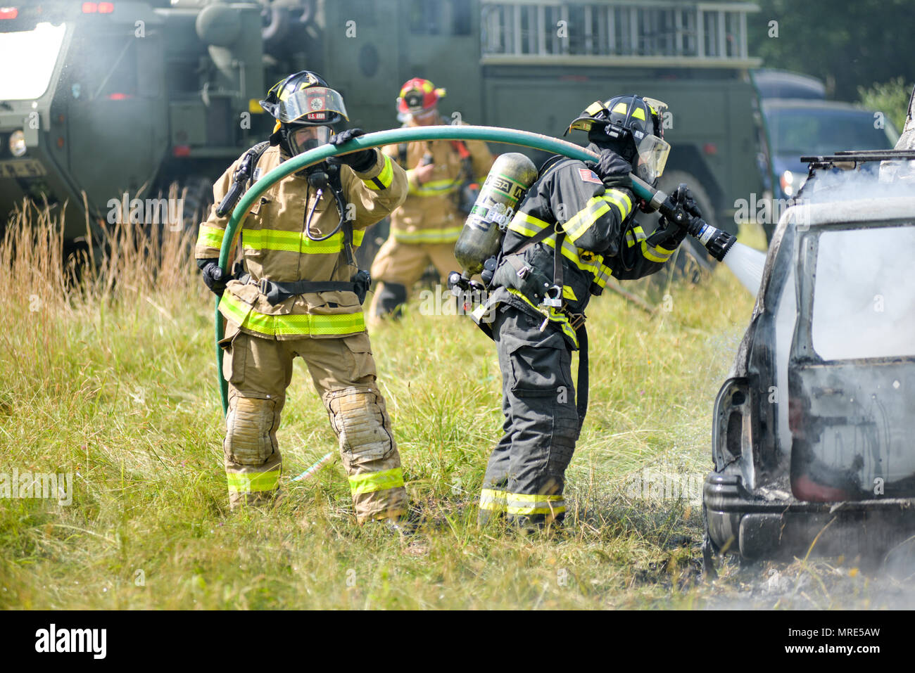 La Garde nationale de Caroline du Nord et de l'Air Guard les pompiers éteindre une collision simulée au cours d'exercices pour l'opération de vigilance dans la forêt d'État Catamount Dupont le 8 juin 2017. L'opération de vigilance (Catamount OEV) est un programme conjoint et civils des opérations nationales et régionales NCNG la sécurité intérieure de l'exercice. (Photo par le sergent. David McLean, PAO NCNG) Raleigh Banque D'Images