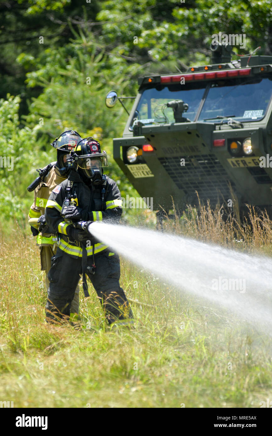 La Garde nationale de Caroline du Nord et de l'Air Guard les pompiers éteindre une collision simulée au cours d'exercices pour l'opération de vigilance dans la forêt d'État Catamount Dupont le 8 juin 2017. L'opération de vigilance (Catamount OEV) est un programme conjoint et civils des opérations nationales et régionales NCNG la sécurité intérieure de l'exercice. (Photo par le sergent. David McLean, PAO NCNG) Raleigh Banque D'Images