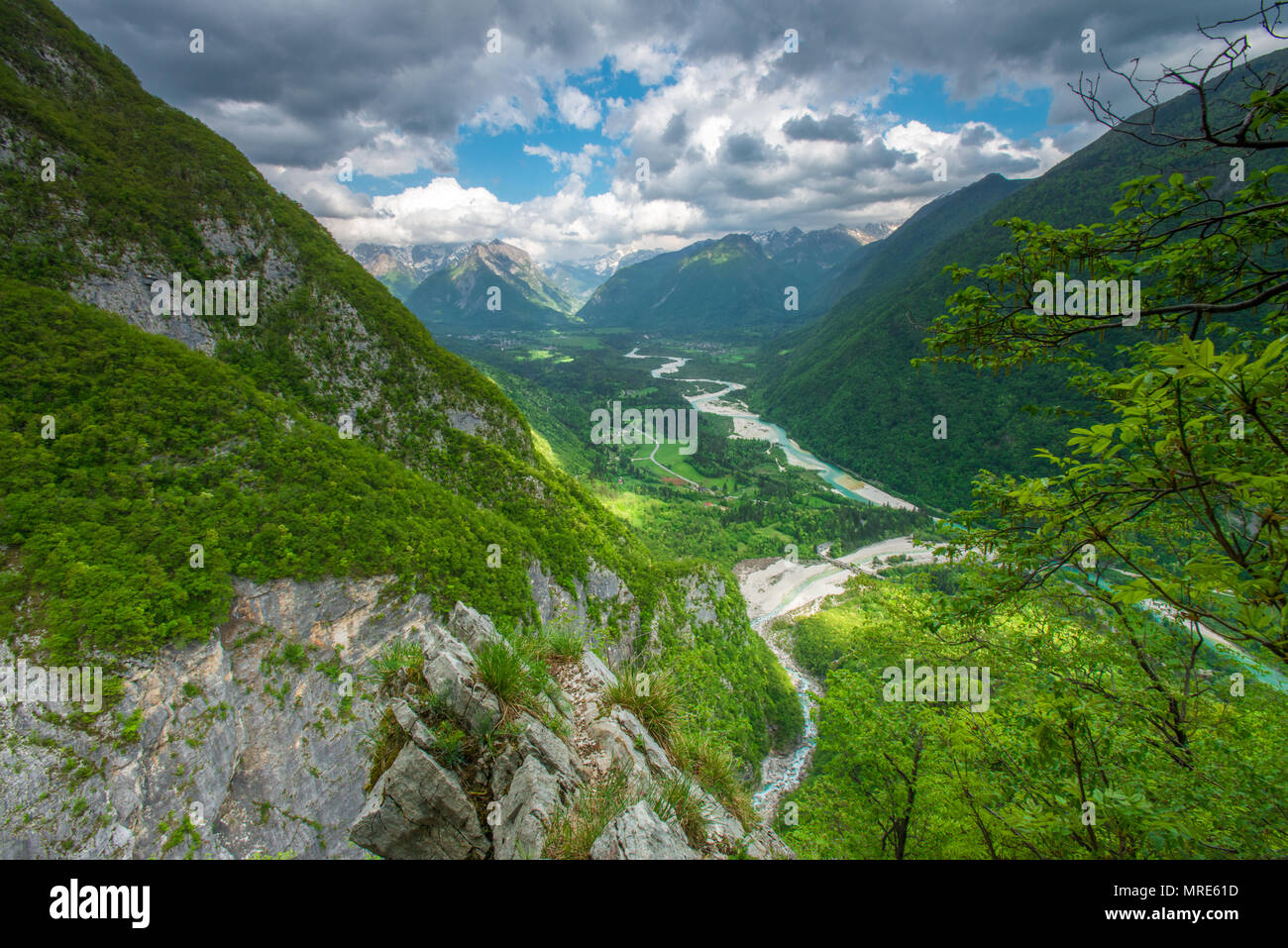 Des vues incroyables de l'Isonzo - vallée de la rivière Soca depuis le haut d'une montagne. Randonnée raide au bord d'une cascade, de magnifiques vues de dessus. Banque D'Images