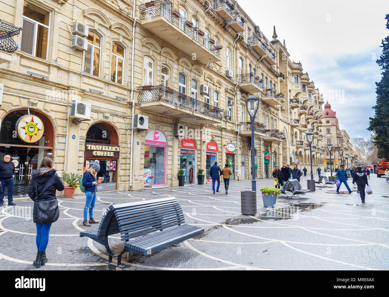 Baku, Azerbaïdjan - Mars 10, 2018 : les gens marchent dans la rue Nizami dans ceter de ville au printemps. Banque D'Images