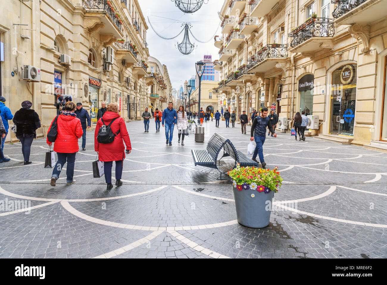Baku, Azerbaïdjan - Mars 10, 2018 : les gens marchent dans la rue Nizami dans ceter de ville au printemps. Banque D'Images
