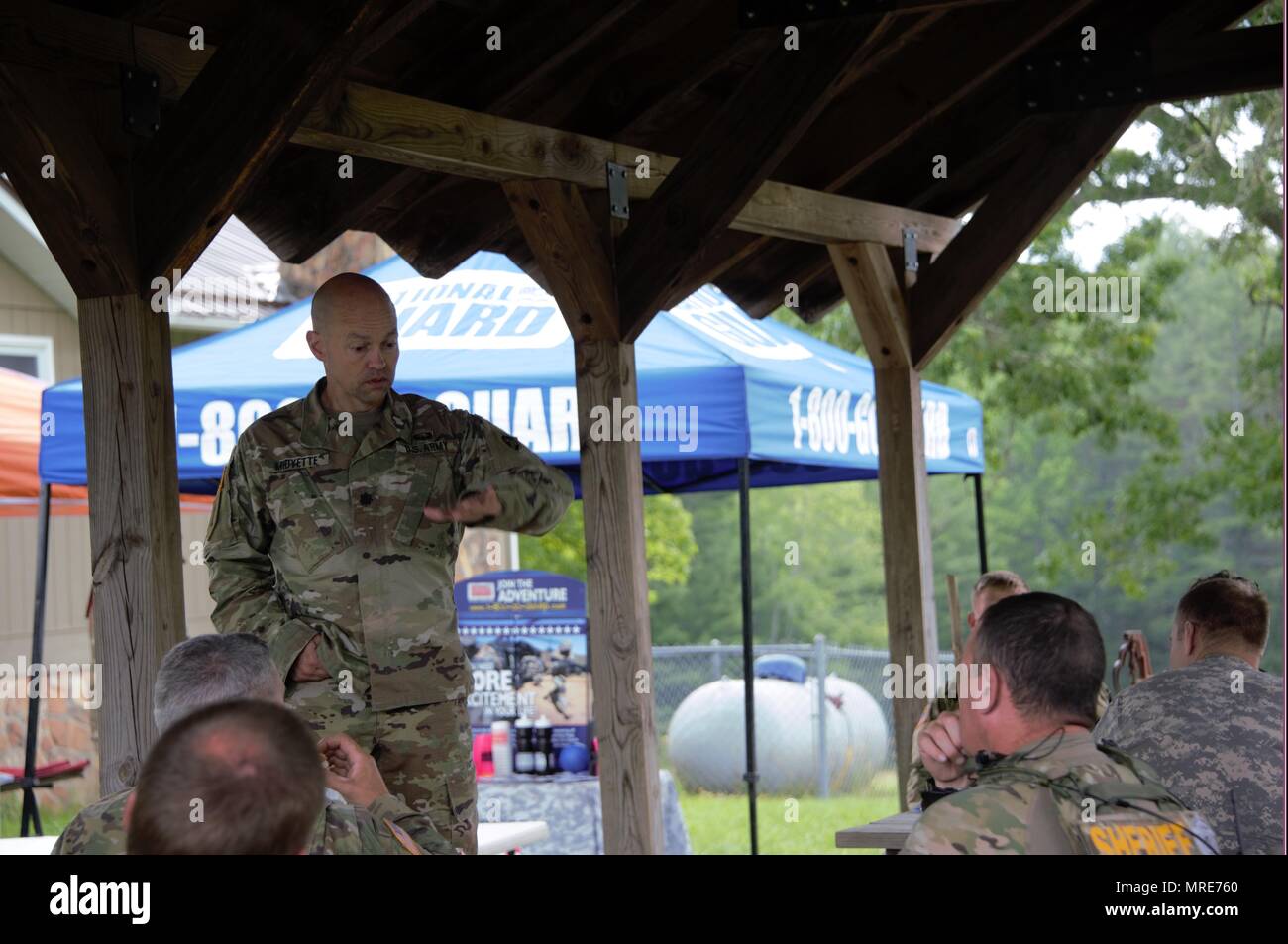 Caroline du J3 de la Garde nationale, le Lieutenant-colonel commandant Jack Midyette mémoires les différentes équipes d'insertion sur l'avion accidenté et la chasse à l'exercice sur Guion ferme à Hendersonville NC, 8 juin 2017. La vigilance est une opération Catamount civile mixte et les opérations nationales et régionales NCNG la sécurité intérieure de l'exercice. Banque D'Images