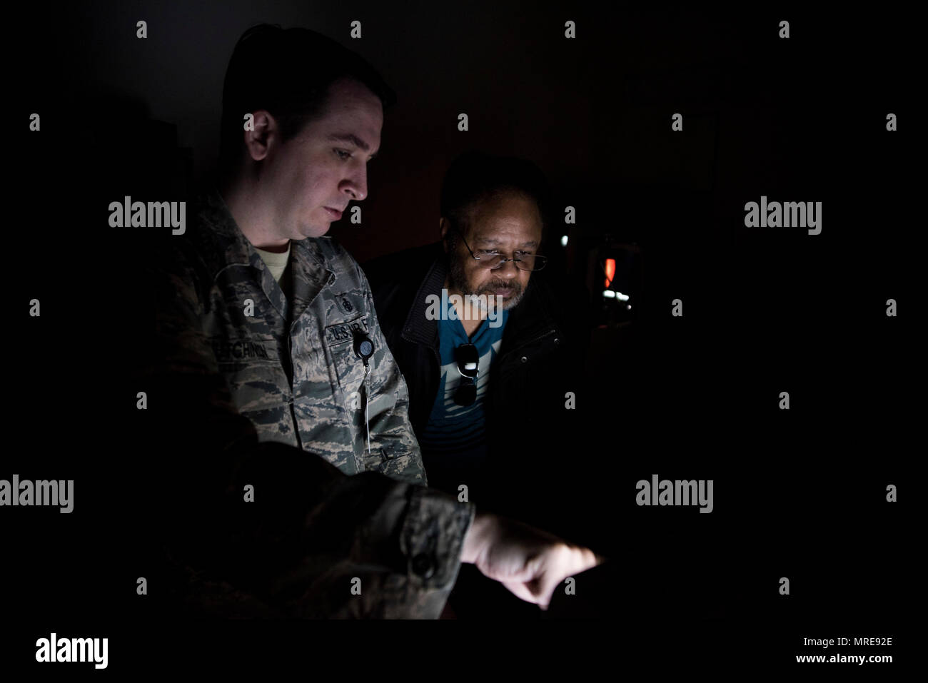 U.S. Air Force Tech. Le Sgt. Christopher Hutchinson, 35e Escadron en médecine aérospatiale technicien d'optométrie, avis des résultats d'un test de champ visuel avec un patient à Misawa Air Base, Japon, le 8 mars 2017. Tests du champ visuel central et périphérique de détecter les problèmes de vision causée par le glaucome, d'avc et d'autres complications de l'œil ou du cerveau. La mission de la 35e Escadre de chasse est de fournir dans le monde entier des forces déployables, protéger les intérêts des États-Unis dans le Pacifique et défendre le Japon avec une présence de l'avant ; la santé de l'œil optimale sans aviateurs canadiens ne peuvent pas se concentrer sur la mission. (U.S. Photo de l'Armée de l'air par le sergent. M Banque D'Images