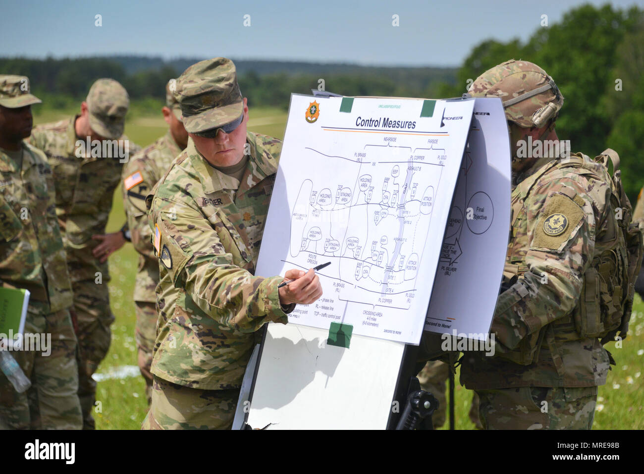 Le 2e régiment de cavalerie et de l'escadron du régiment l'hôte de la démonstration d'un fossé humide Crossing en préparation pour l'opération Guardian 17 Sabre plus tard cet été, Grafenwoehr, Allemagne, le 8 juin 2017. Guardian 17 Sabre d'exercice est une commande européenne, l'Europe de l'armée américaine a conduit à un exercice annuel qui aura lieu en Hongrie, Roumanie et Bulgarie dans l'été de 2017. Cet exercice implique plus de 25 000 membres provenant de plus de 20 pays partenaires et alliés. Le plus grand de la région de la mer Noire, 17 exercices de sabre d'un tuteur, est le premier événement de formation pour l'Europe de l'armée américaine et la participation nat Banque D'Images