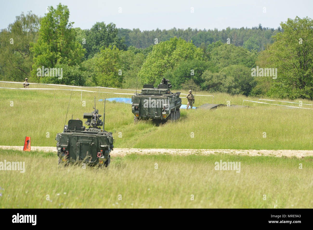 Le 2e régiment de cavalerie et de l'escadron du régiment l'hôte de la démonstration d'un fossé humide Crossing en préparation pour l'opération Guardian 17 Sabre plus tard cet été, Grafenwoehr, Allemagne, le 8 juin 2017. Guardian 17 Sabre d'exercice est une commande européenne, l'Europe de l'armée américaine a conduit à un exercice annuel qui aura lieu en Hongrie, Roumanie et Bulgarie dans l'été de 2017. Cet exercice implique plus de 25 000 membres provenant de plus de 20 pays partenaires et alliés. Le plus grand de la région de la mer Noire, 17 exercices de sabre d'un tuteur, est le premier événement de formation pour l'Europe de l'armée américaine et la participation nat Banque D'Images