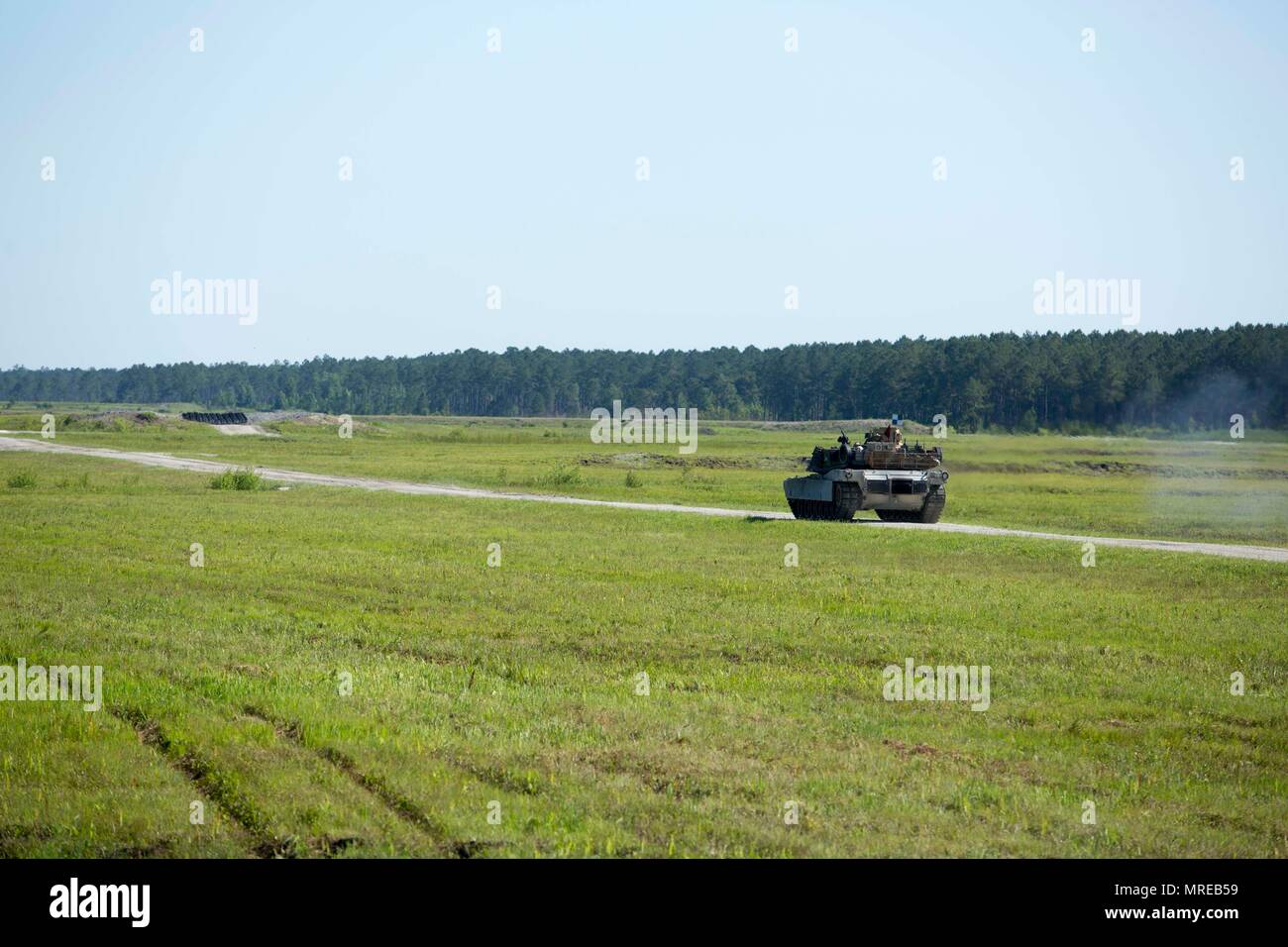 Les Marines américains avec la Compagnie Bravo, 1er Bataillon, 1re Division de Marines (1er MARDIV), préparer au feu du canon principal au cours de la 14e conférence annuelle de la concurrence (Tigre) TIGERCOMP au SR-10 sur la plage Camp Lejeune, N.C., 9 juin 2017. Le but d'TIGERCOMP est de tester chaque Marine tank crew's à prendre des décisions, la communication, la compétence technique et la cohésion dans l'exploitation du M1A1 Abrams tank. (U.S. Marine Corps photo par Lance Cpl. Angel Travis) Banque D'Images