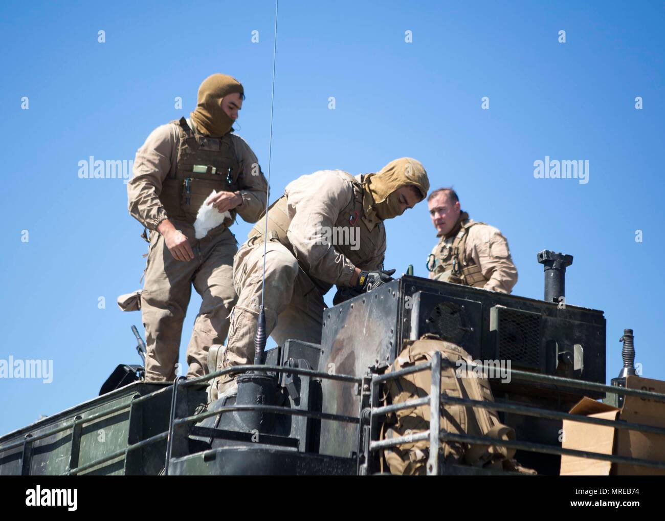 Les Marines américains avec la Compagnie Alpha, 4e Bataillon, 4e Division de Marines (4E MARDIV), se préparer à passer à la position de départ lors de la 14e conférence annuelle de la concurrence (Tigre) TIGERCOMP au SR-10 sur la plage Camp Lejeune, N.C., 9 juin 2017. Le but d'TIGERCOMP est de tester chaque Marine tank crew's à prendre des décisions, la communication, la compétence technique et la cohésion dans l'exploitation du M1A1 Abrams tank. (U.S. Marine Corps photo par Lance Cpl. Angel Travis) Banque D'Images
