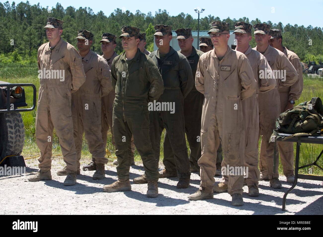 Les Marines américains avec la Compagnie Bravo, 1er Bataillon, 1re Division de Marines (1er MARDIV), la Compagnie Alpha, 2e Bataillon, 2d Marine Division (2D MARDIV), et la Compagnie Alpha, 4e Bataillon, 4e Division de Marines (4E MARDIV) se préparer à être décerné lors de la 14e édition du Concours (Tigre) TIGERCOMP au SR-10 sur la plage Camp Lejeune, N.C., 9 juin 2017. Le but d'TIGERCOMP est de tester chaque Marine tank crew's à prendre des décisions, la communication, la compétence technique et la cohésion dans l'exploitation du M1A1 Abrams tank. (U.S. Marine Corps photo par Lance Cpl. Angel Travis) Banque D'Images
