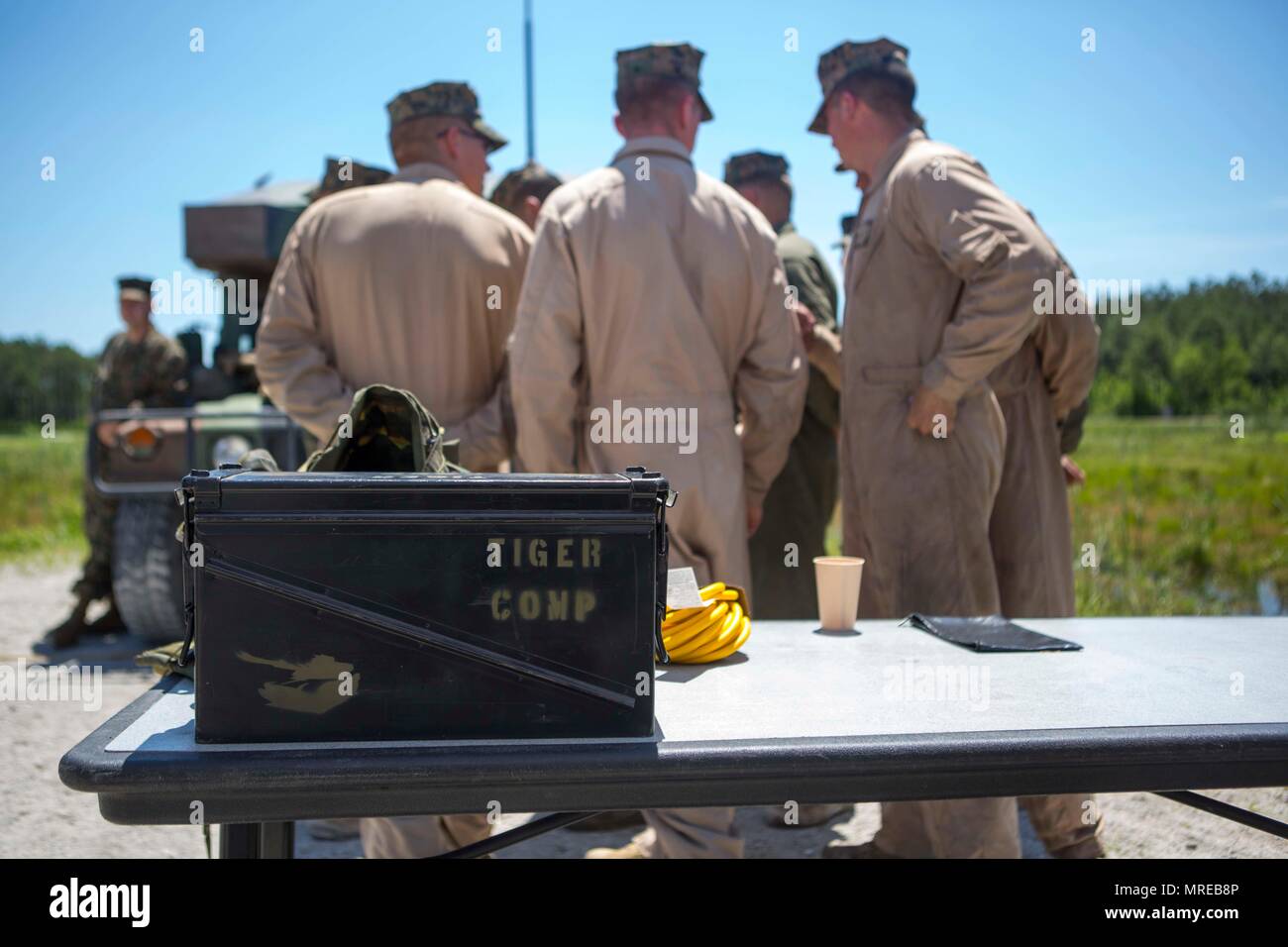 Les Marines américains avec la Compagnie Bravo, 1er Bataillon, 1re Division de Marines (1er MARDIV), la Compagnie Alpha, 2e Bataillon, 2d Marine Division (2D MARDIV), et la Compagnie Alpha, 4e Bataillon, 4e Division de Marines (4E MARDIV) se préparer à être décerné lors de la 14e édition du Concours (Tigre) TIGERCOMP au SR-10 sur la plage Camp Lejeune, N.C., 9 juin 2017. Le but d'TIGERCOMP est de tester chaque Marine tank crew's à prendre des décisions, la communication, la compétence technique et la cohésion dans l'exploitation du M1A1 Abrams tank. (U.S. Marine Corps photo par Lance Cpl. Angel Travis) Banque D'Images