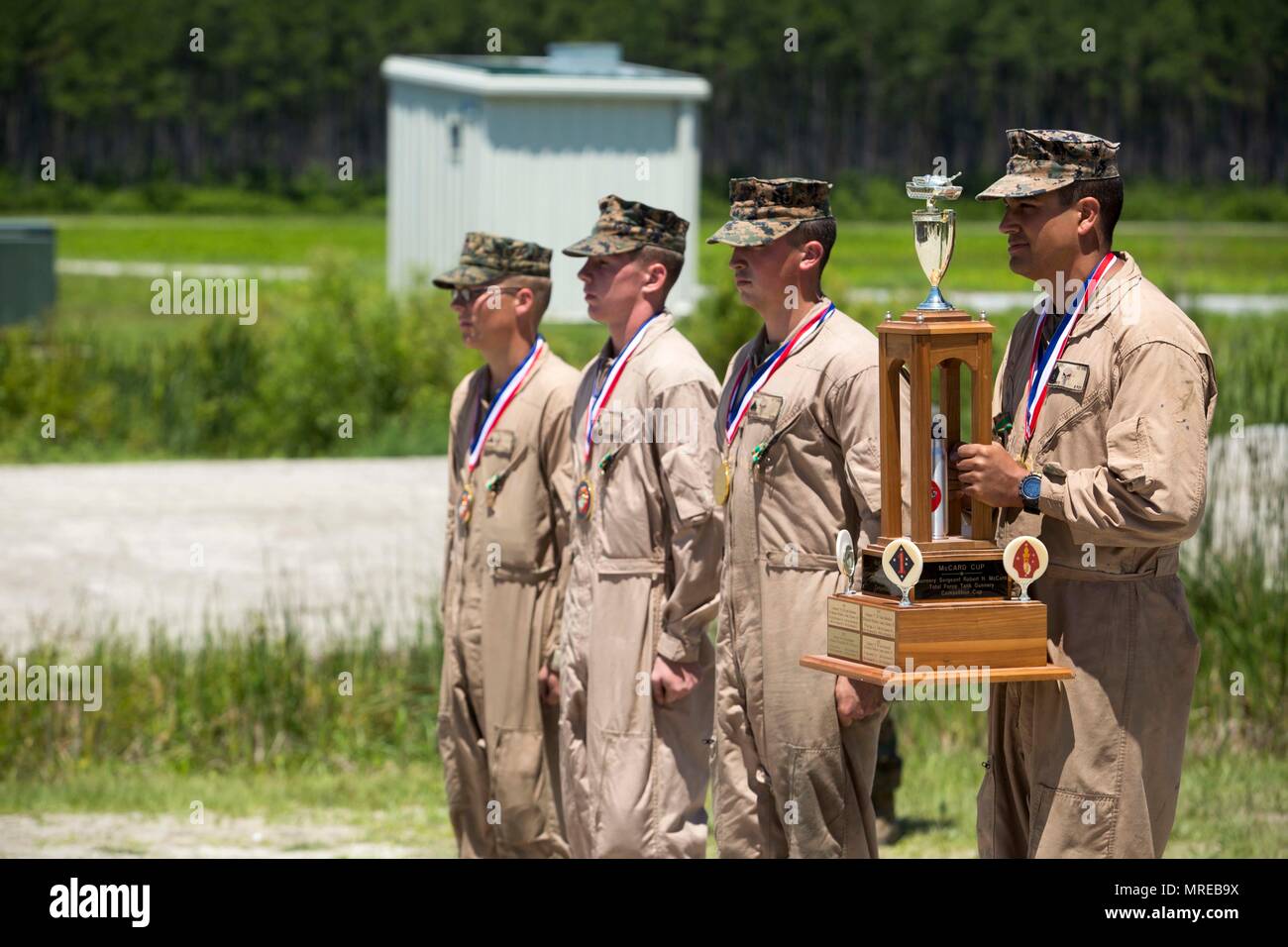 Les Marines américains avec la Compagnie Bravo, 1er Bataillon, 1re Division de Marines (1er MARDIV), recevoir la première place lors de la 14e édition du Trophée Tiger la concurrence (TIGERCOMP), SR-10 sur la plage Camp Lejeune, N.C., 9 juin 2017. Le but d'TIGERCOMP est de tester chaque Marine tank crew's à prendre des décisions, la communication, la compétence technique et la cohésion dans l'exploitation du M1A1 Abrams tank. (U.S. Marine Corps photo par Lance Cpl. Angel Travis) Banque D'Images