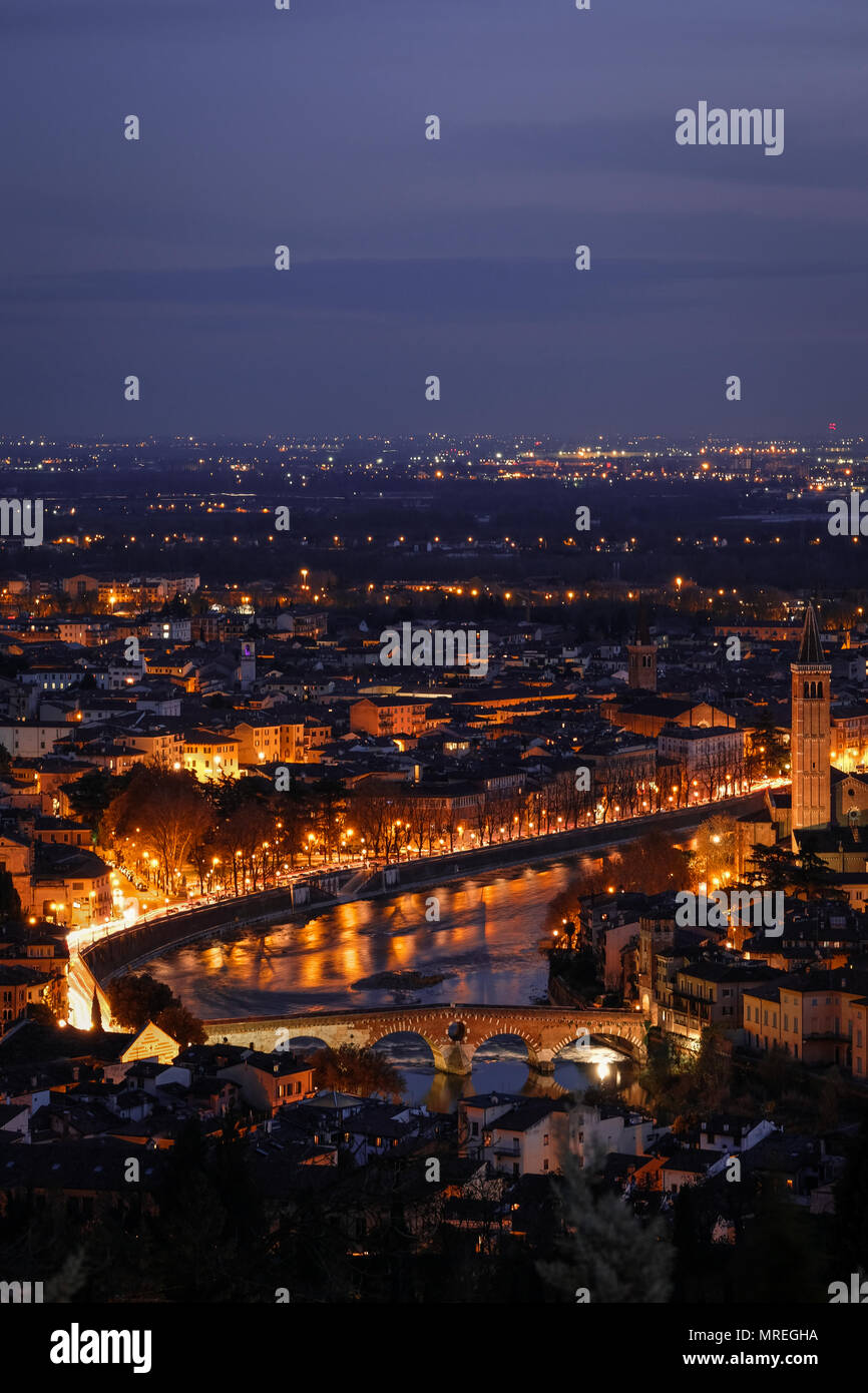 Vue sur Ponte pietra et l'adige à Vérone de catel san Pietro Banque D'Images