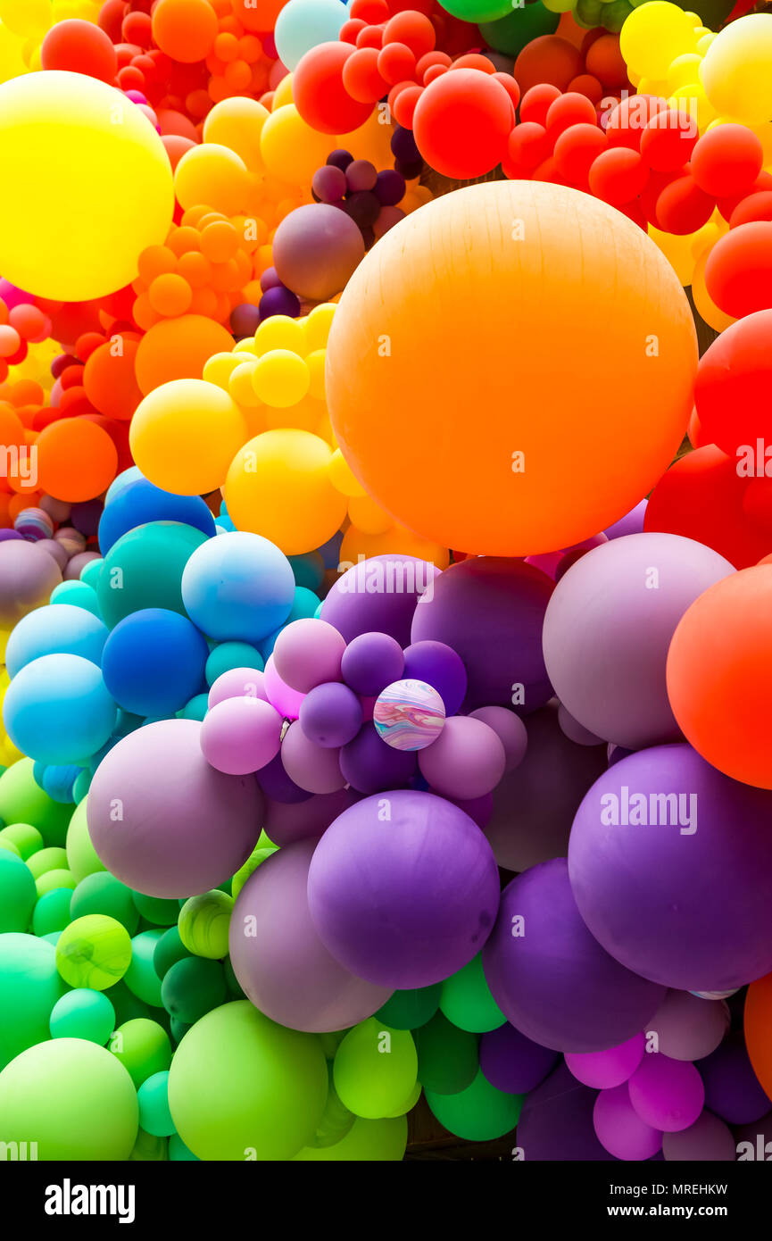 Résumé fond lumineux de fatras de ballons de couleur arc-en-ciel pour célébrer la fierté gay Banque D'Images