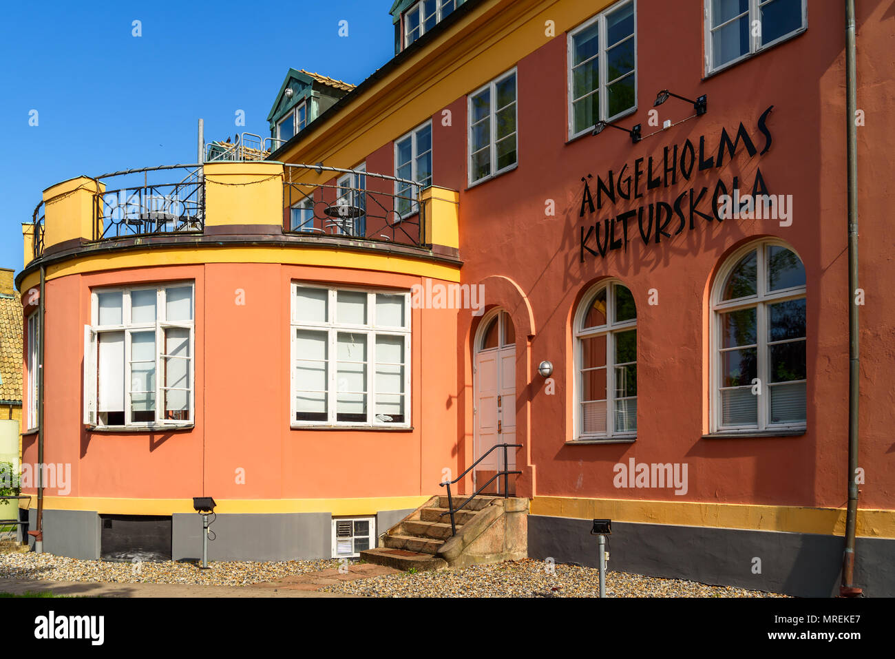 Angelholm, Suède - 15 mai 2018 : Documentaire de voyage de la vie quotidienne et le lieu. L'école culturelle dans le centre-ville sur un matin ensoleillé. Banque D'Images