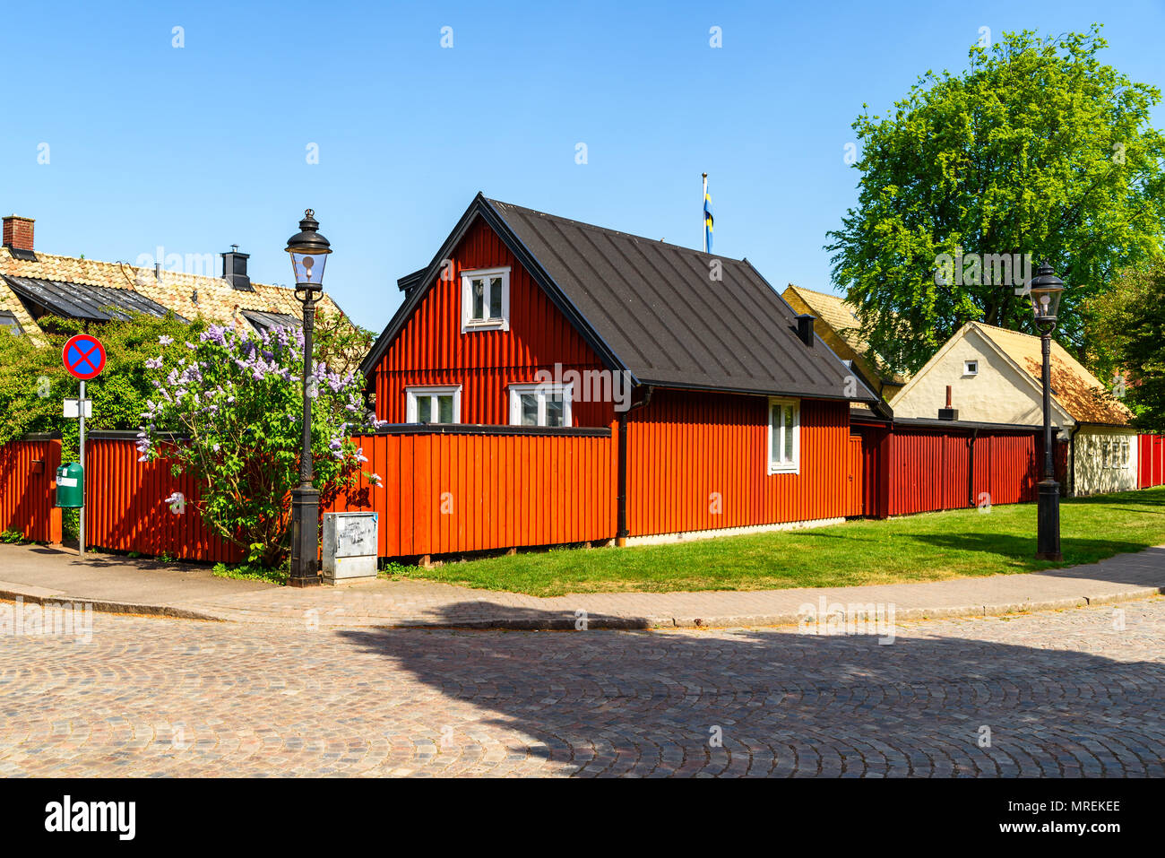Angelholm, Suède - 15 mai 2018 : Documentaire de voyage de la vie quotidienne et le lieu. Vue sur la rue de la maison rouge sur Tingshusgatan. Route pavée avec ol Banque D'Images