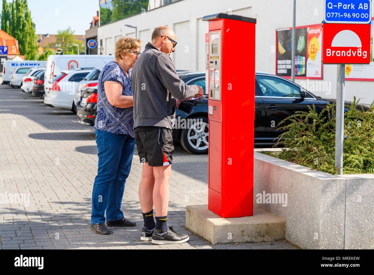 Angelholm, Suède - 15 mai 2018 : Documentaire de voyage de la vie quotidienne et le lieu. Des personnalités de l'article à un poste de paiement choisir quelle carte d'utiliser t Banque D'Images Angelholm, Suède - 15 mai 2018 : Documentaire de voyage de la vie quotidienne et le lieu. Des personnalités de l'article à un poste de paiement choisir quelle carte d'utiliser t Banque D'Images