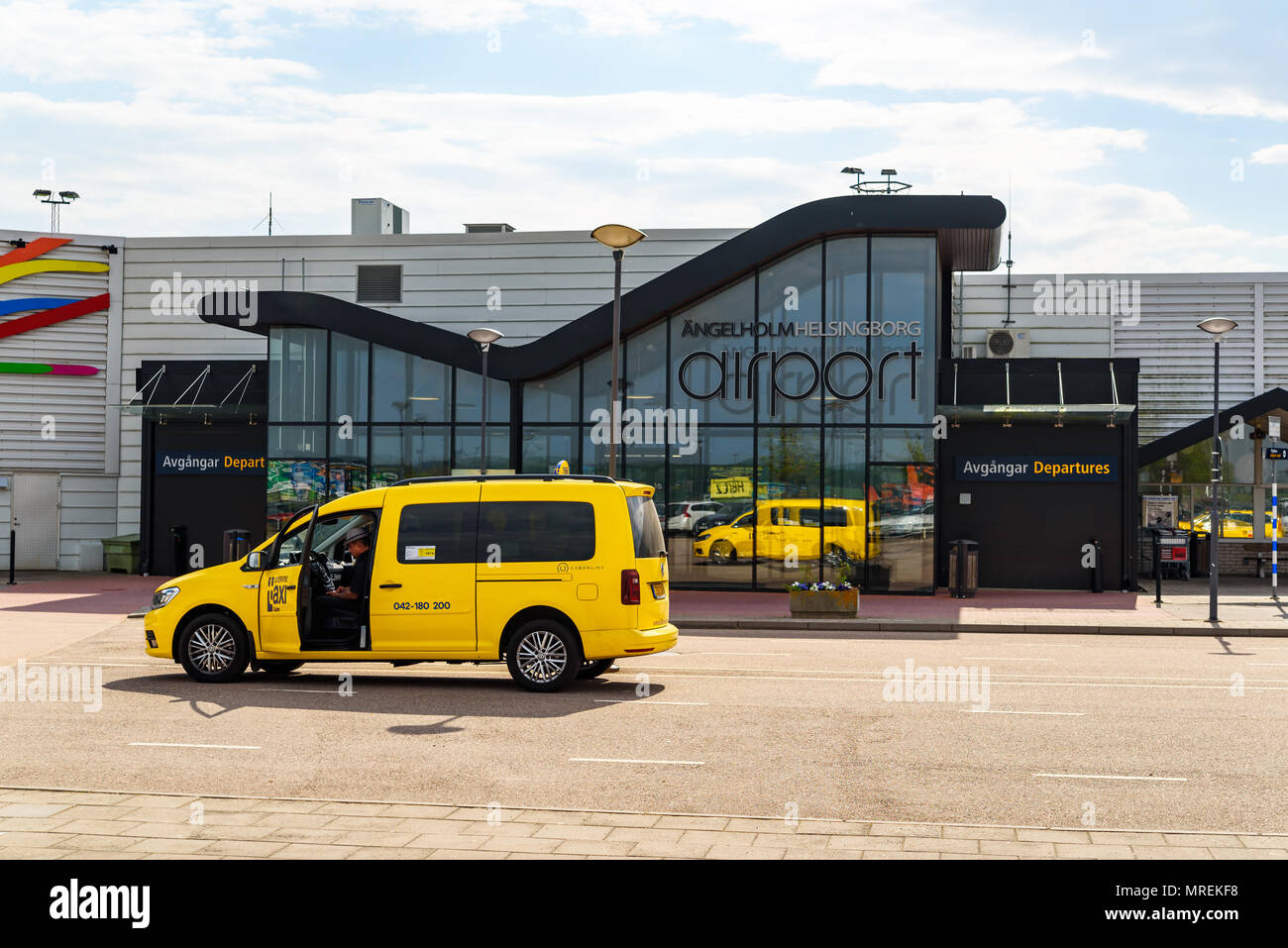 Angelholm, Suède - 15 mai 2018 : Documentaire de voyage de la vie quotidienne et le lieu. Les taxis jaunes qui l'attendaient à l'aéroport pour les clients qui arrivent. Un Banque D'Images