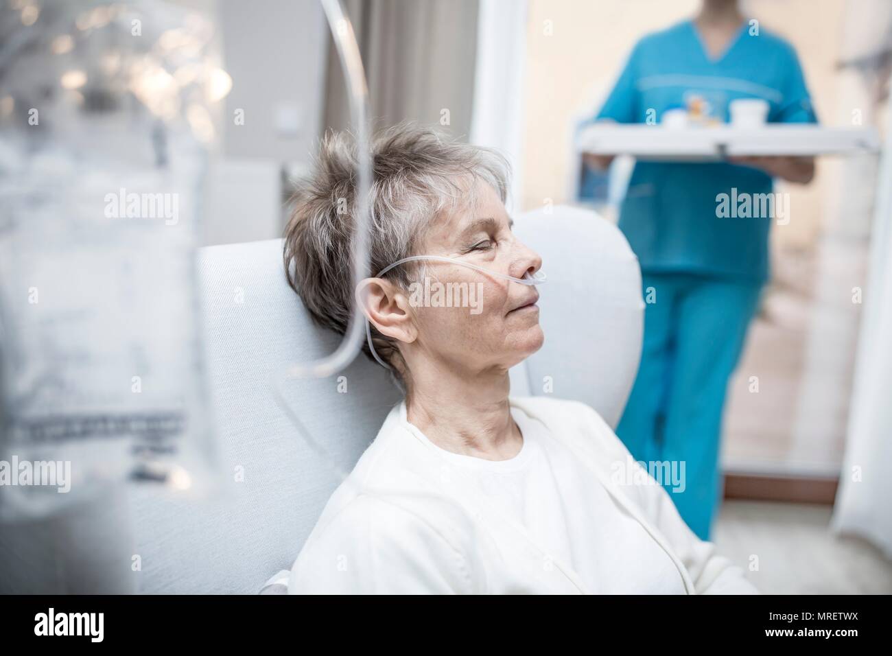 Senior woman with nasale et IV sac. Banque D'Images