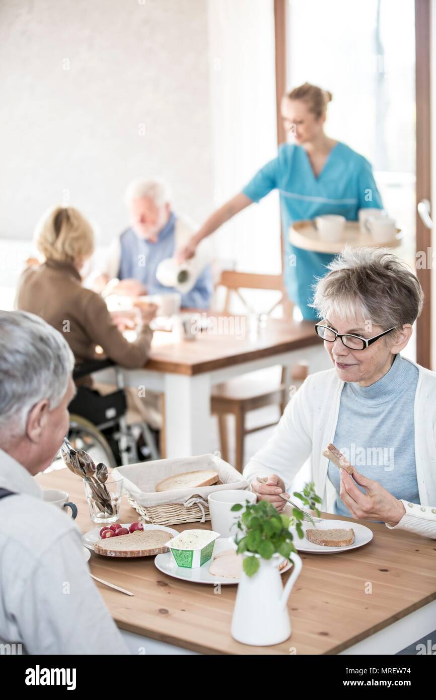 Des aînés repas manger en maison de soins. Banque D'Images