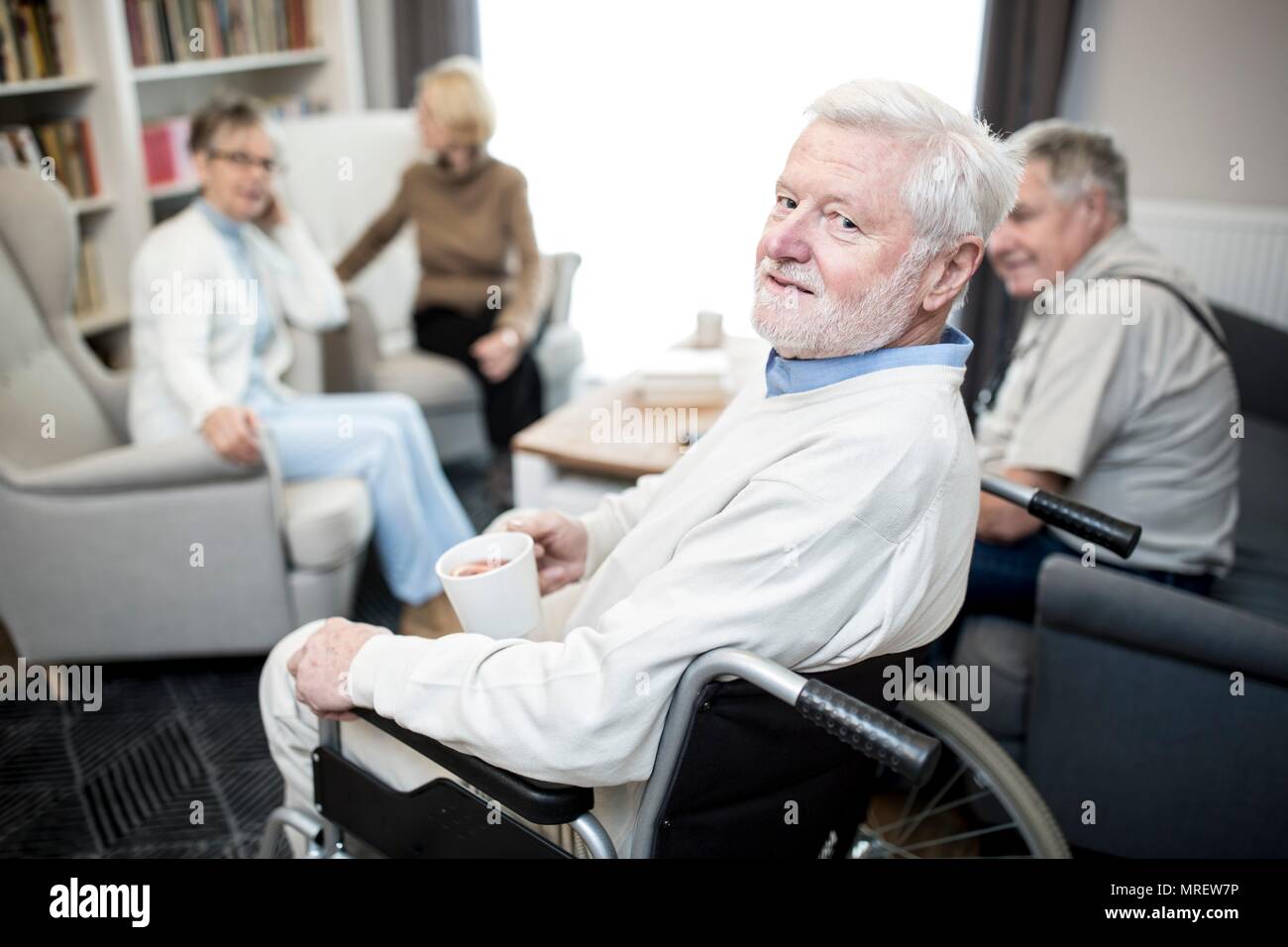 Man en fauteuil roulant en maison de soins. Banque D'Images