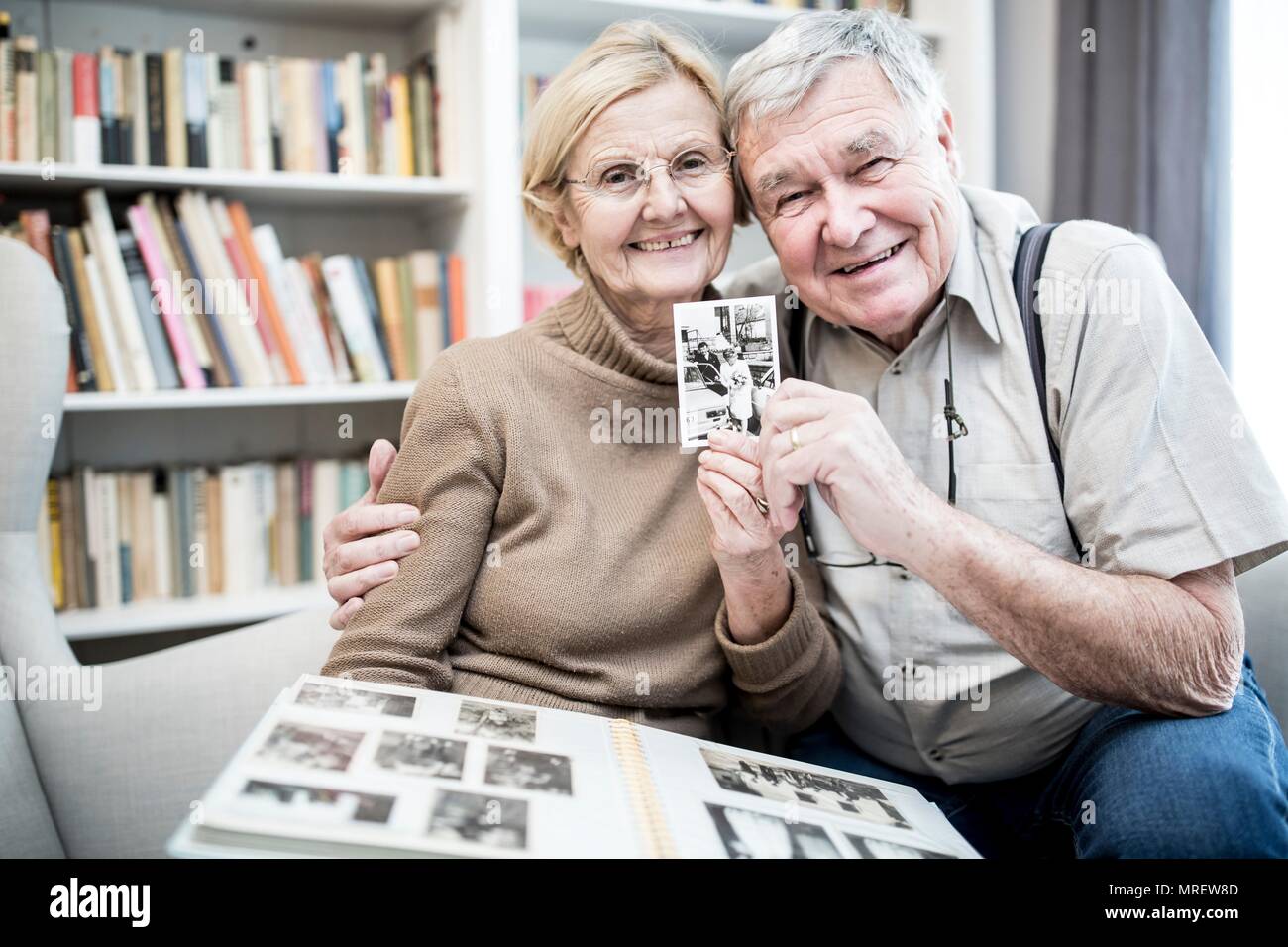 A Senior couple album photo. Banque D'Images