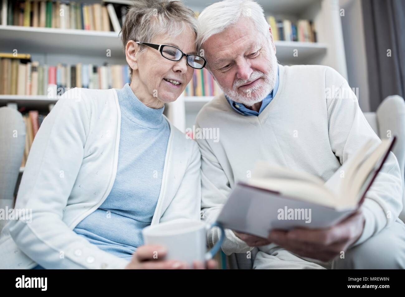 Senior couple reading book. Banque D'Images