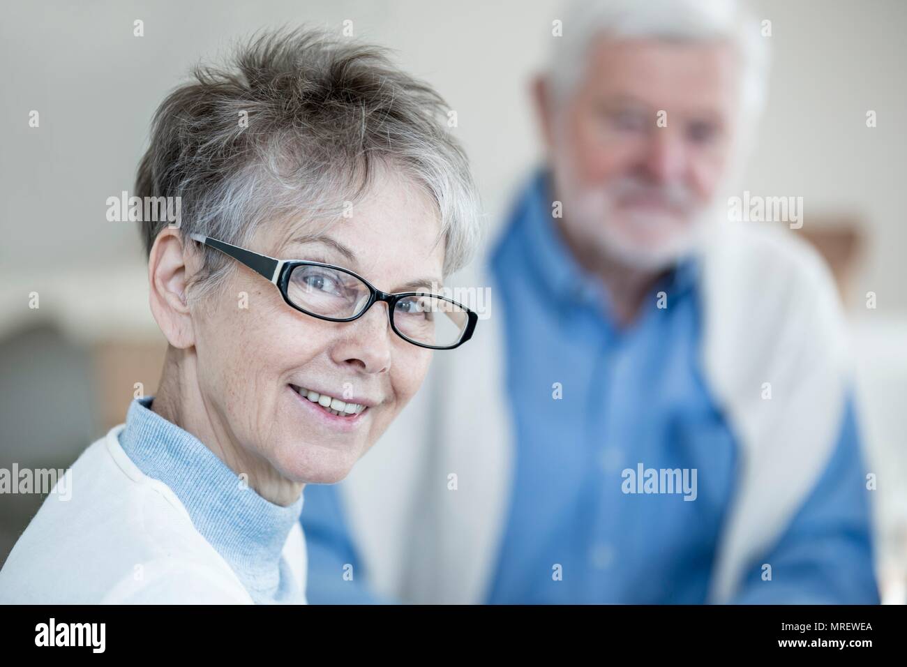 Woman smiling lunettes vers la caméra, portrait. Banque D'Images