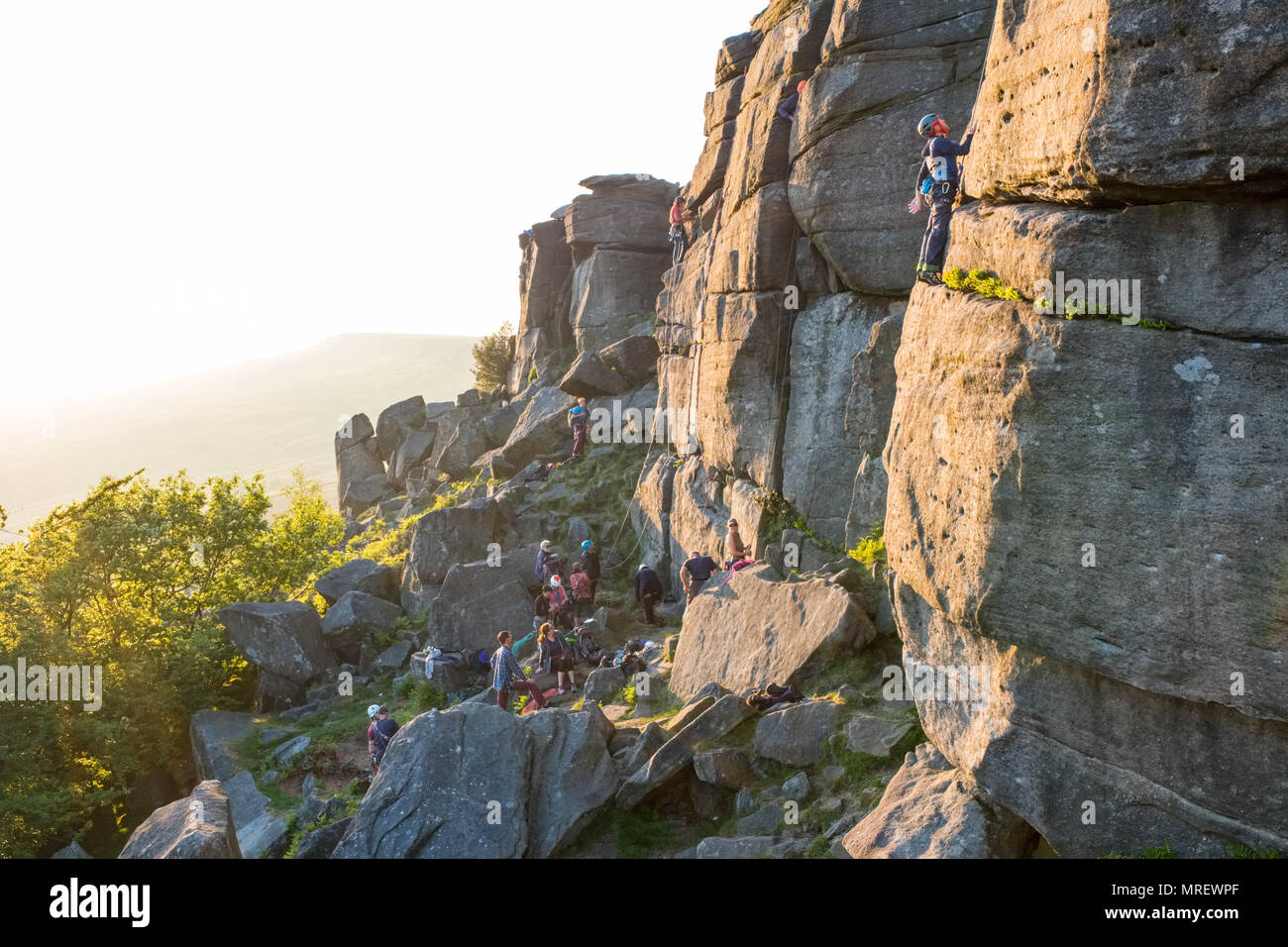 L'escalade à la surface de mur de Stanage Paradise dans le Peak District National Park, Royaume-Uni Banque D'Images
