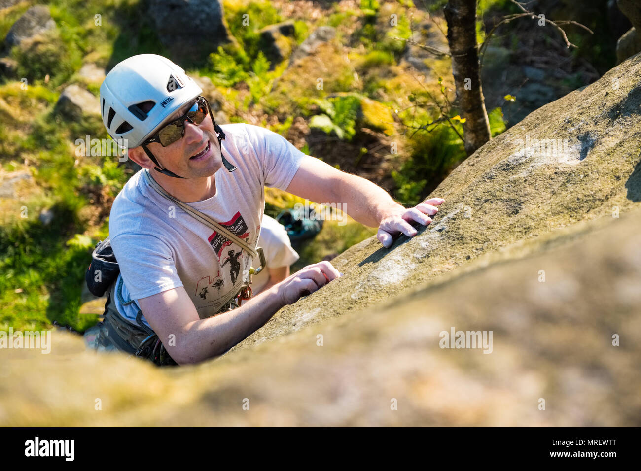 L'escalade à l'homme le paradis de mur de Stanage dans le Peak District National Park, Royaume-Uni Banque D'Images