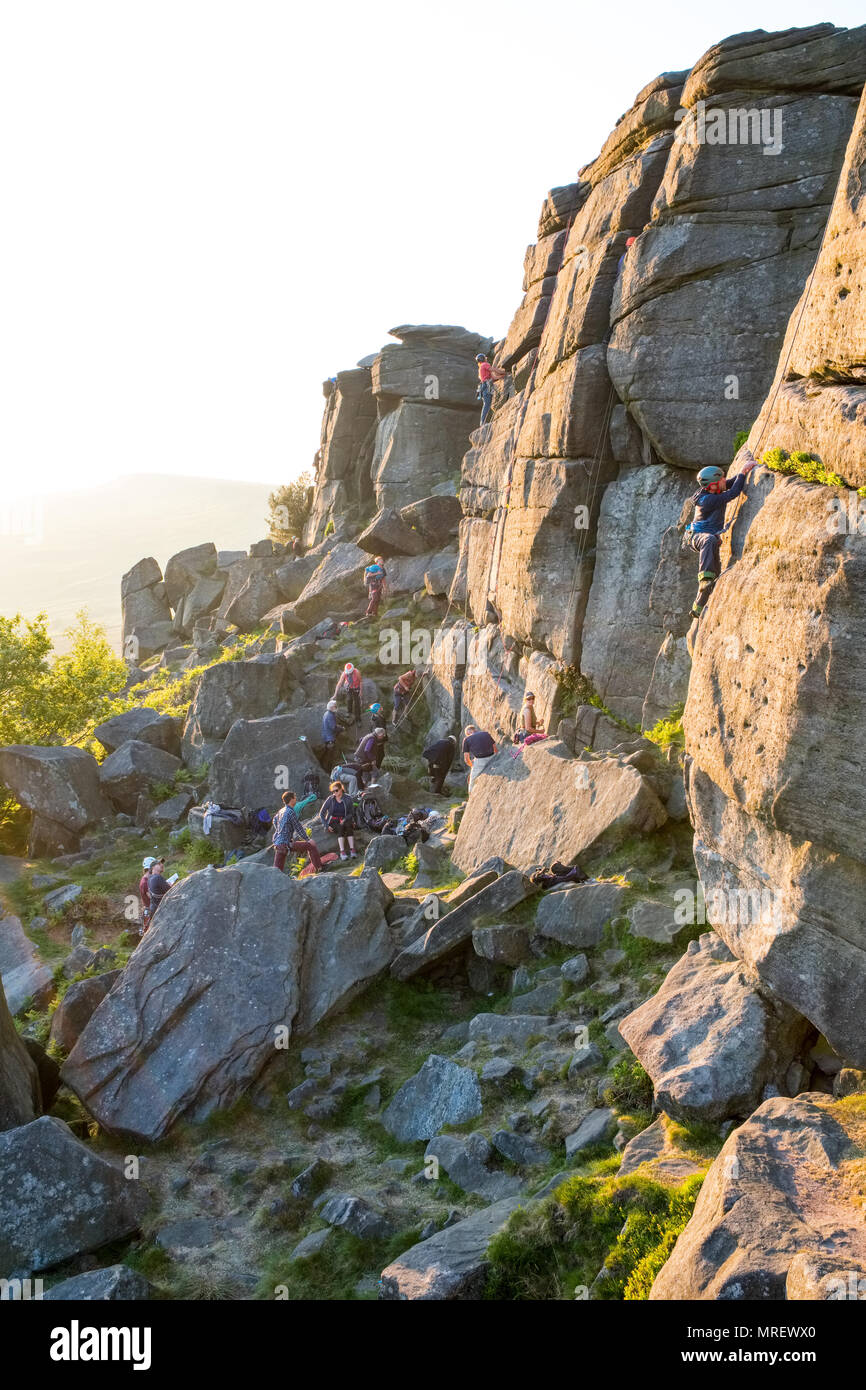 L'escalade à la surface de mur de Stanage Paradise dans le Peak District National Park, Royaume-Uni Banque D'Images