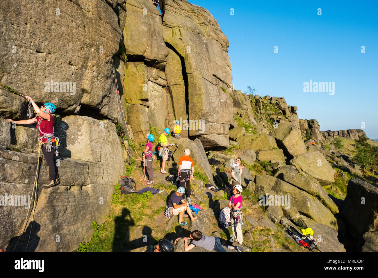 L'escalade à la surface de mur de Stanage Paradise dans le Peak District National Park, Royaume-Uni Banque D'Images