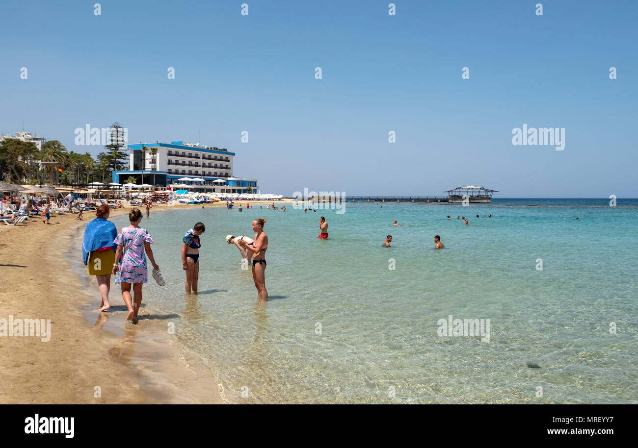 Plage touristique à Famagouste à côté de la maison de l'ancien lieu de villégiature de Varosha, abandonné en 1974 et maintenant dans la zone occupée de Chypre du Nord. Banque D'Images